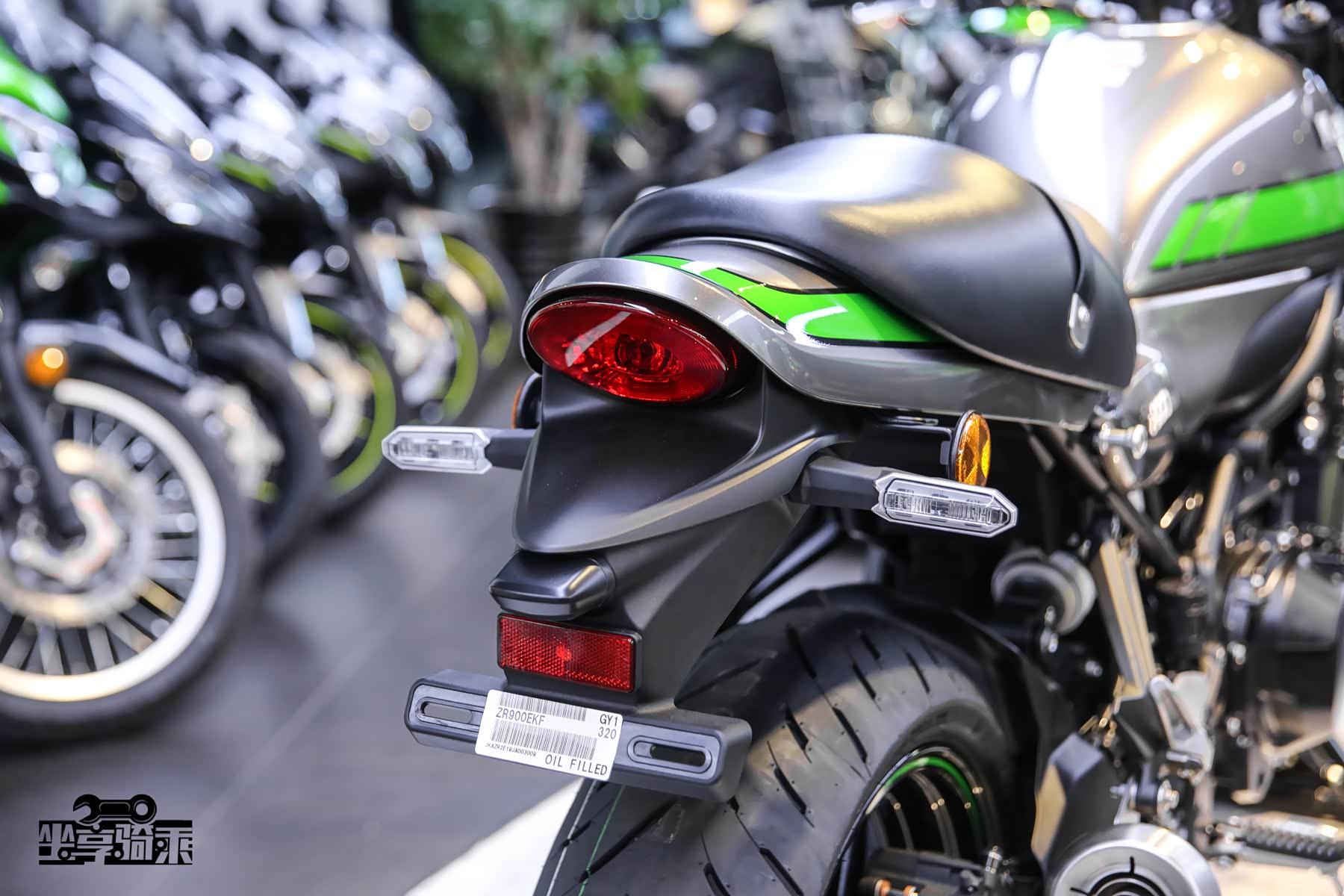 经典的鸭尾造型与Z1相同，尾灯也全部采用LED光源