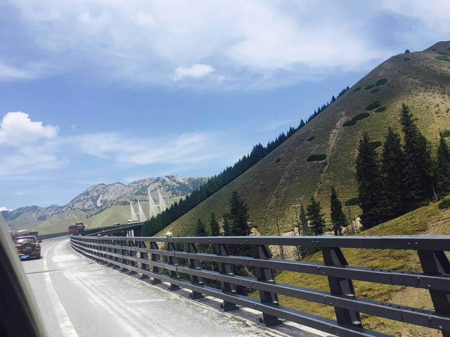 即将到达桥中心，中国色彩最丰富的高速公路也因此得名