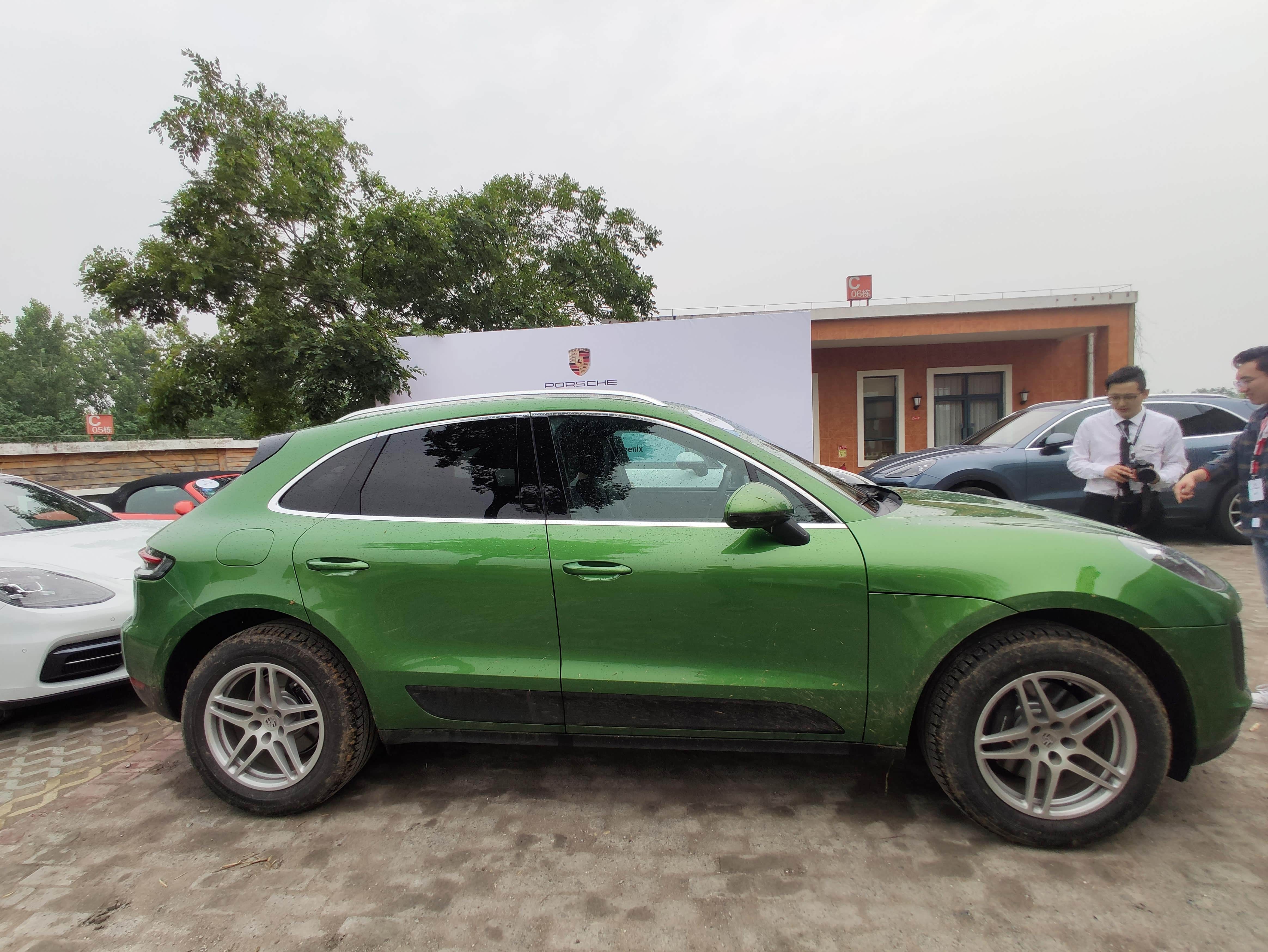 Macan短小精干，绿色金属漆的颜色最骚气，但后期要是有补漆颜色差可能会比较明显。