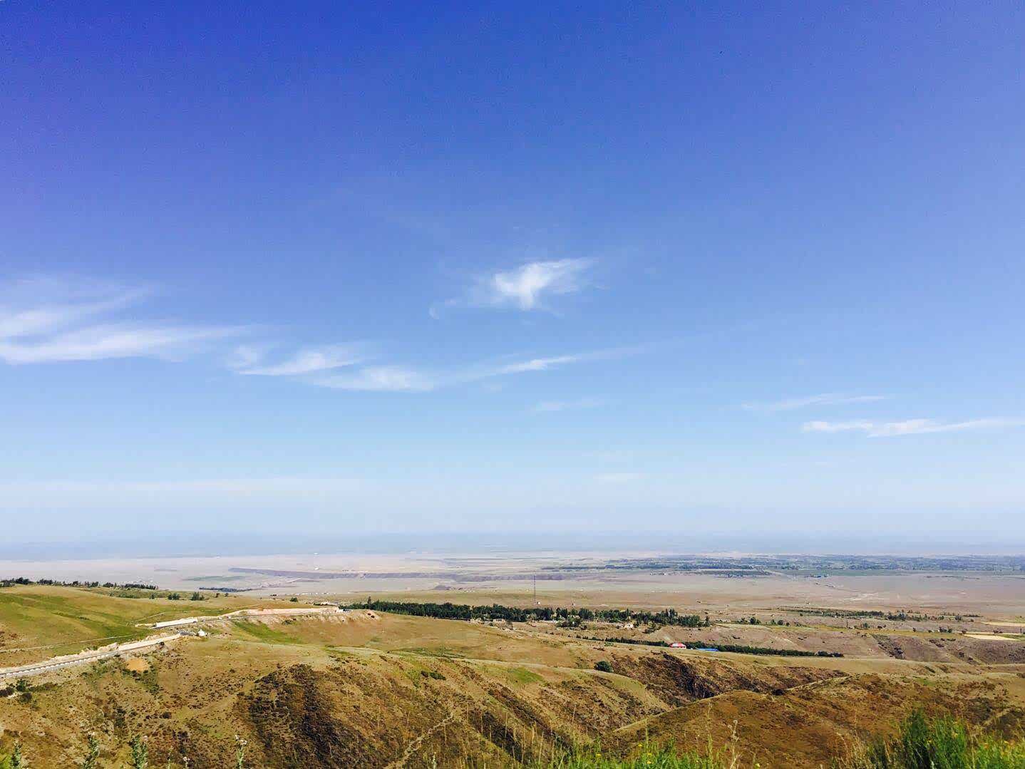 我们是从昭苏向伊宁出发，一路上的风景也别样不同