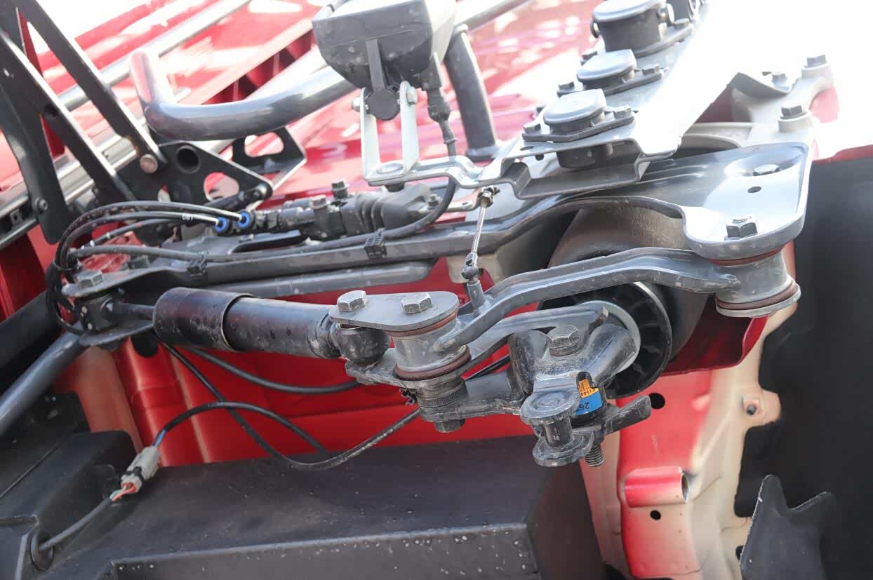 驾驶室空气减振部分增加了一个筒式液压减振器