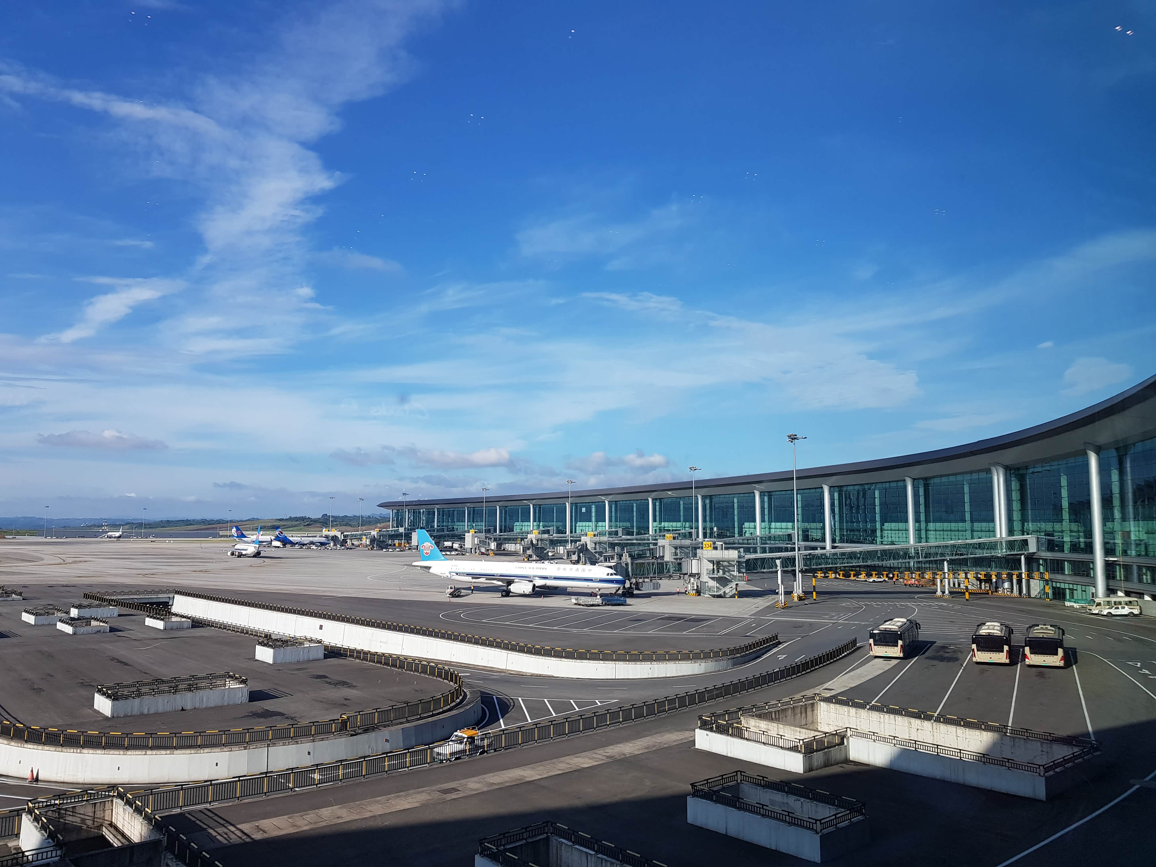 过了安检，这么蓝的天，忍不住拍一张