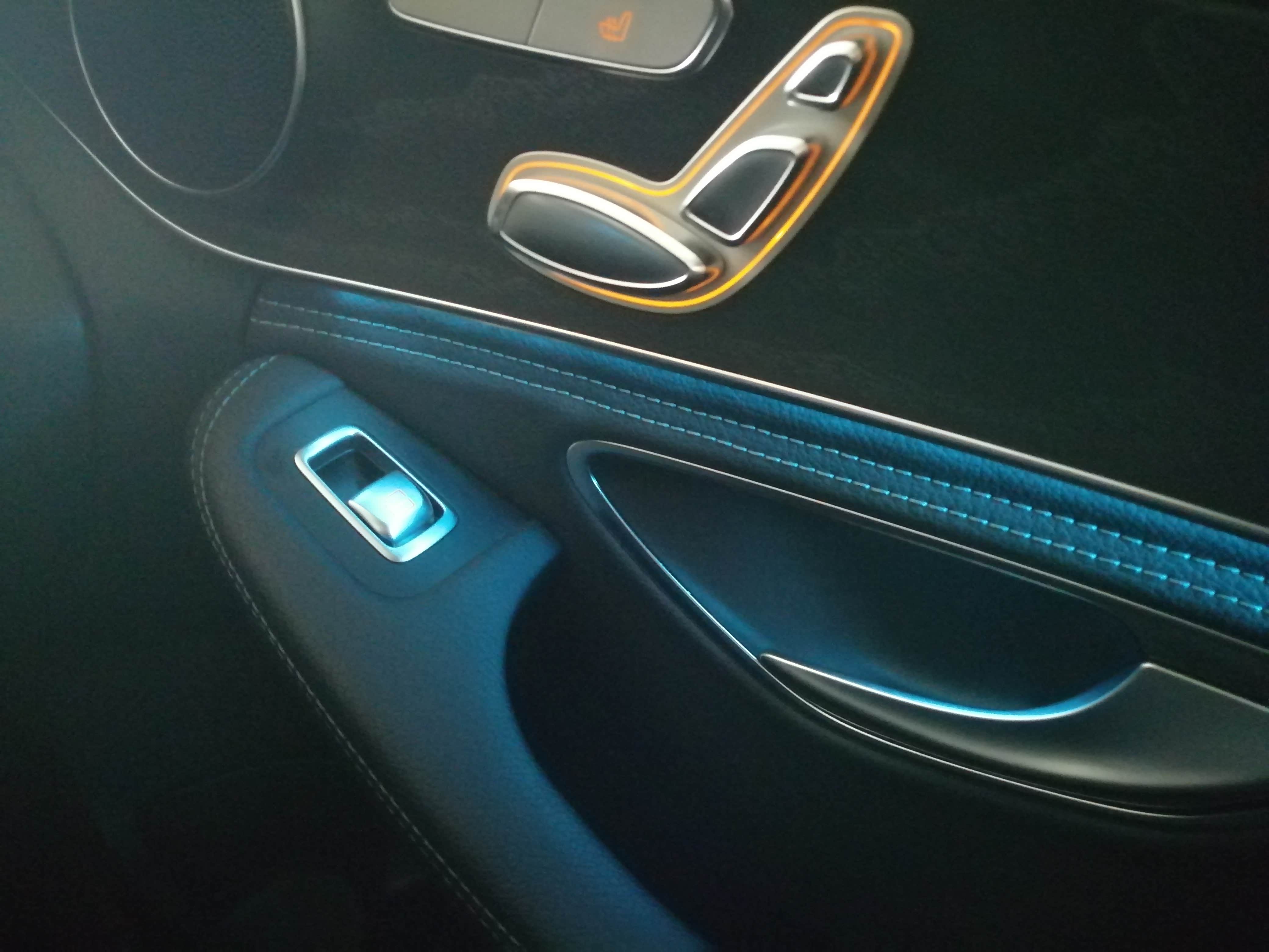 C级中它独有的原厂氛围灯，夜晚很好看，很有逼格！