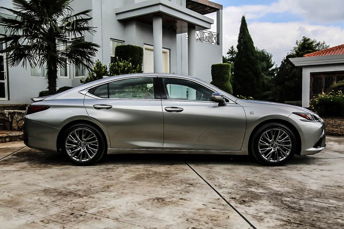 ES 260 F SPORT 的侧面