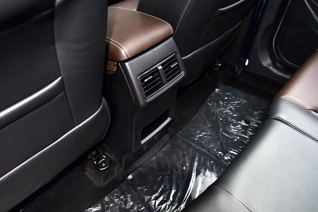 第二排座椅中间地板基本全平，有后排空调出风口，可惜还是没有手机USB充电口，太落后于这个时代了