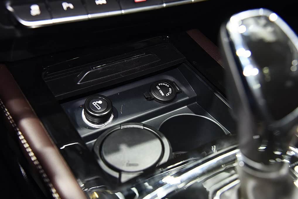 可惜中控台下这个储物空间太小，也没有可供手机充电的USB插口，要用户自己另外“扩展”