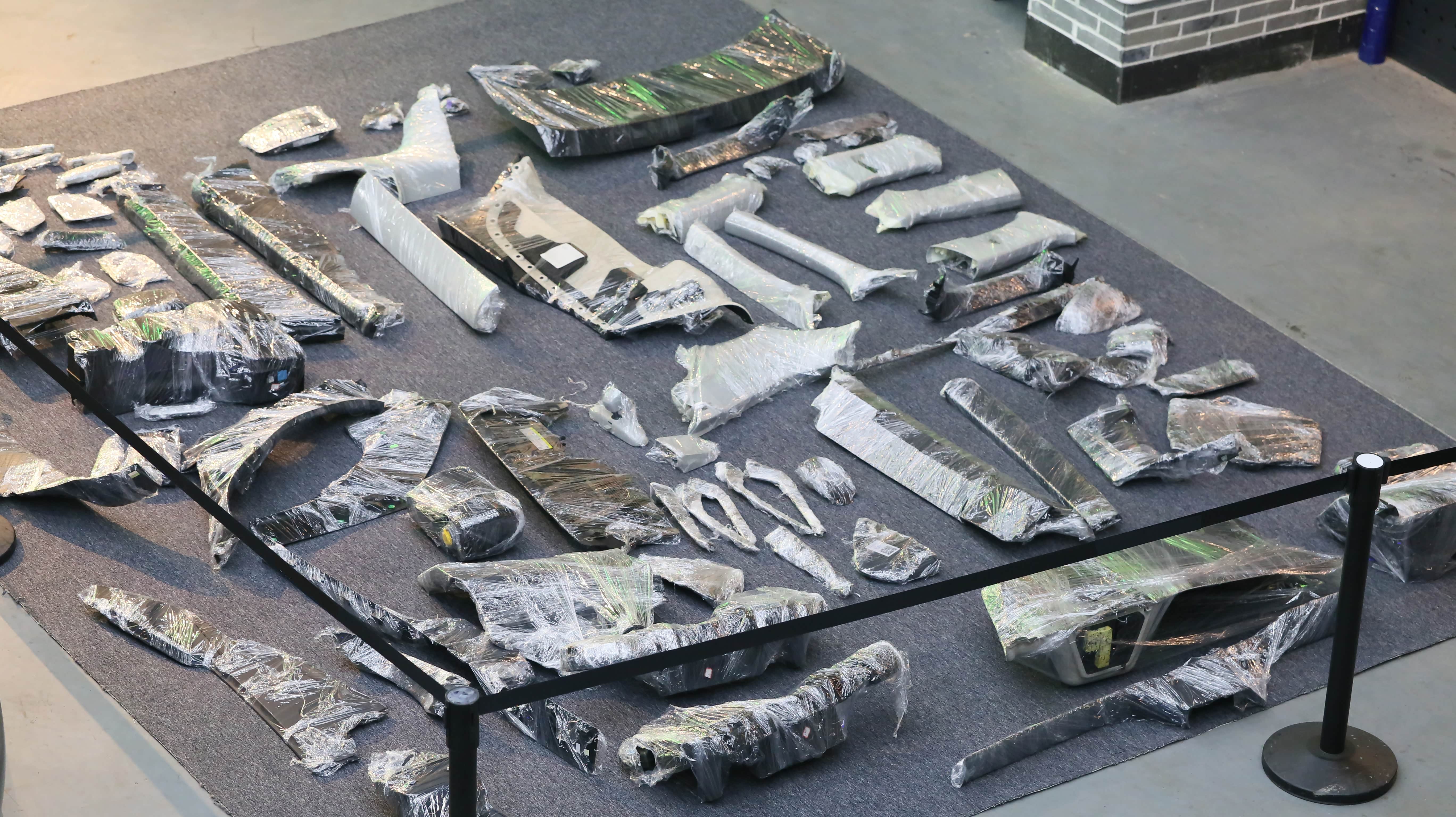 拆拆拆，拆下来的塑料件覆膜保护好