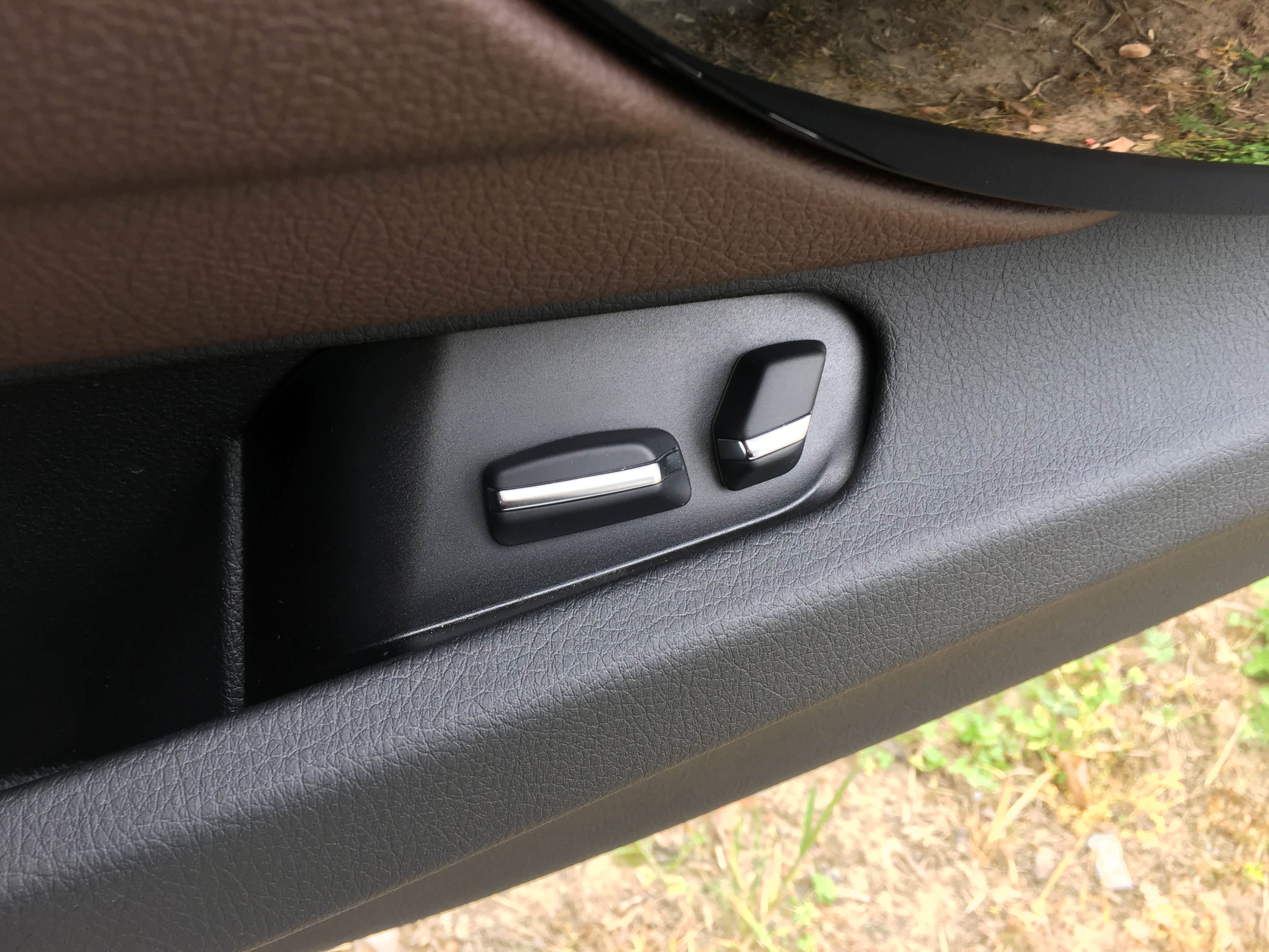 右后门老板键特写，能控制副驾椅子以及靠背调节