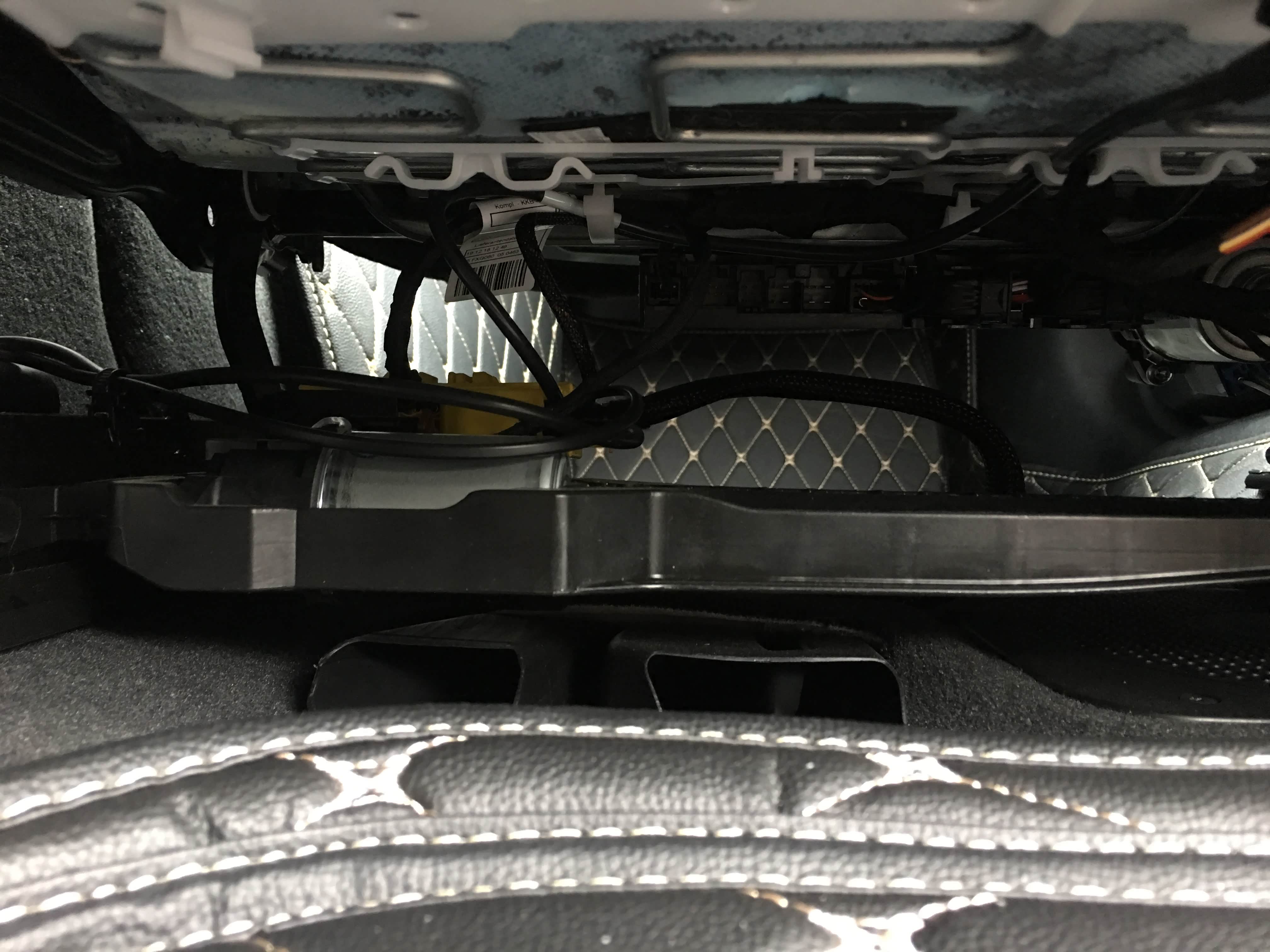 前排座椅底下长这个样子，据说座椅下面也有音响，但是我没发现，知道的朋友请告知在哪里