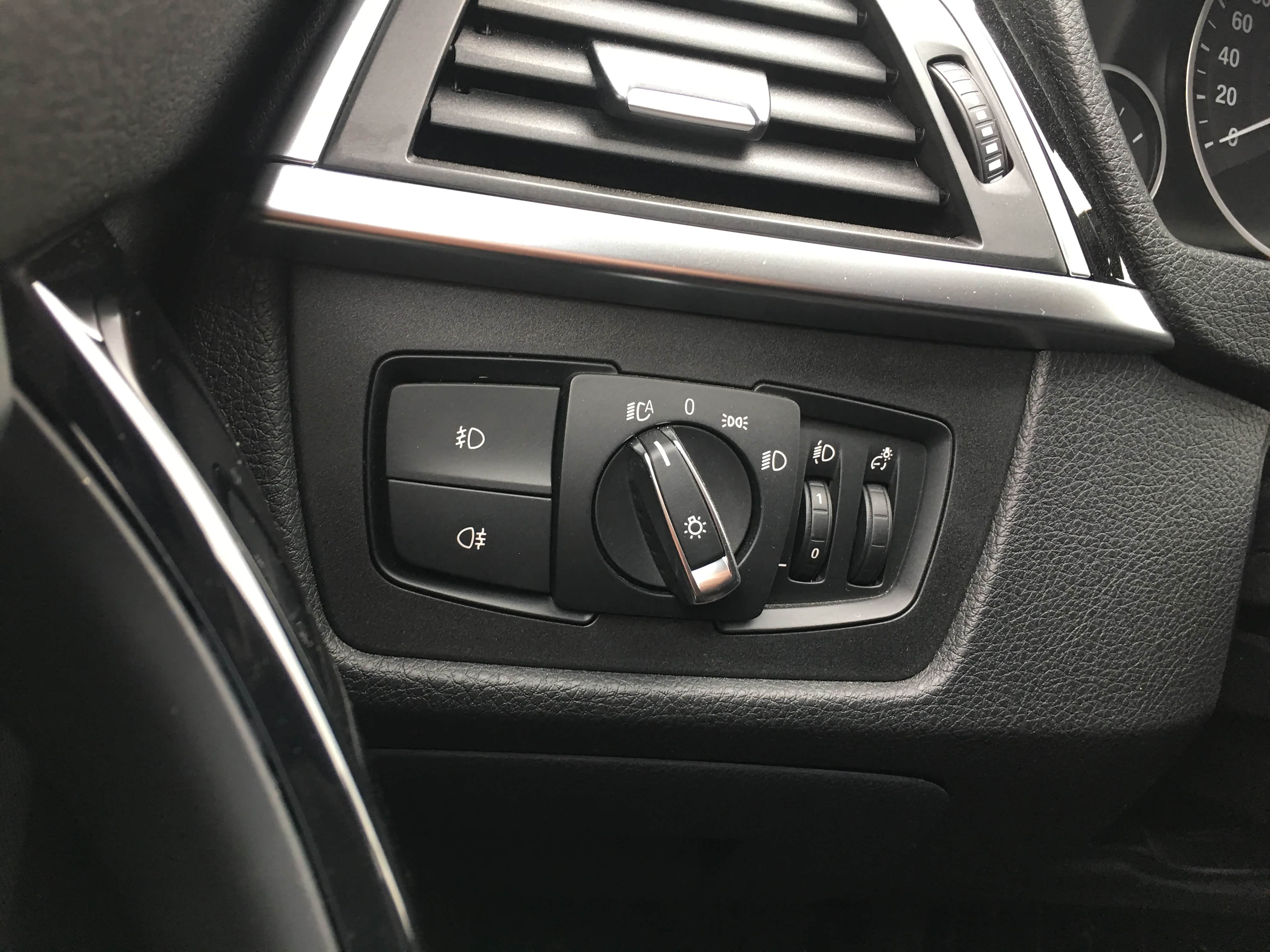 灯光控制，仪表盘亮度和大灯高度可调，不带转向随动