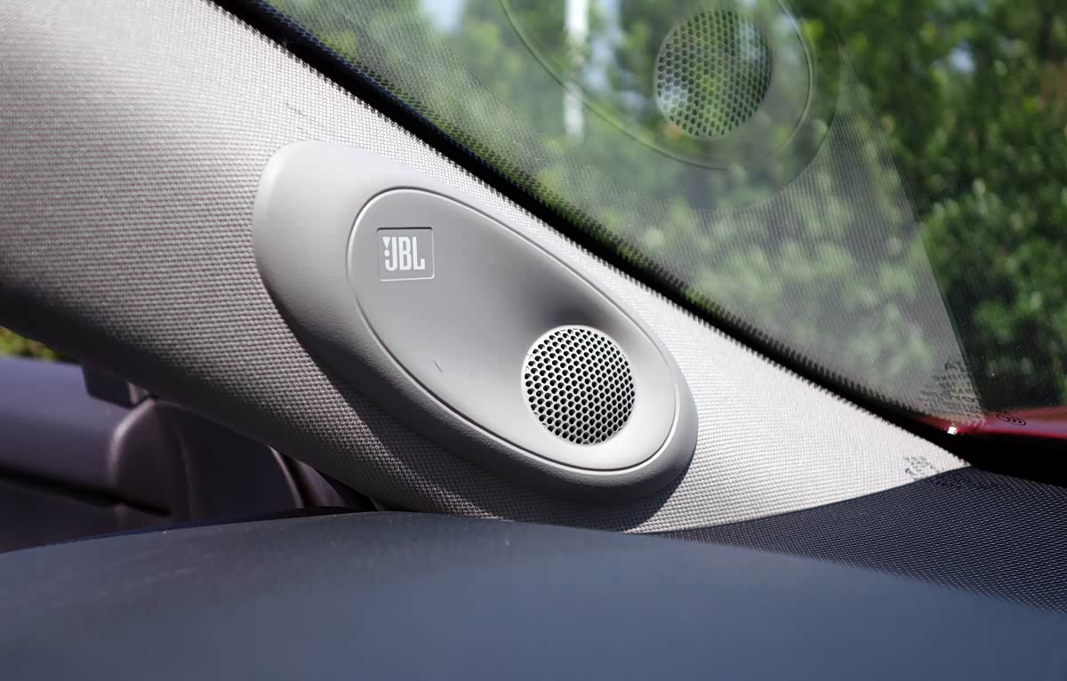 第八代凯美瑞顶配使用的JBL音响