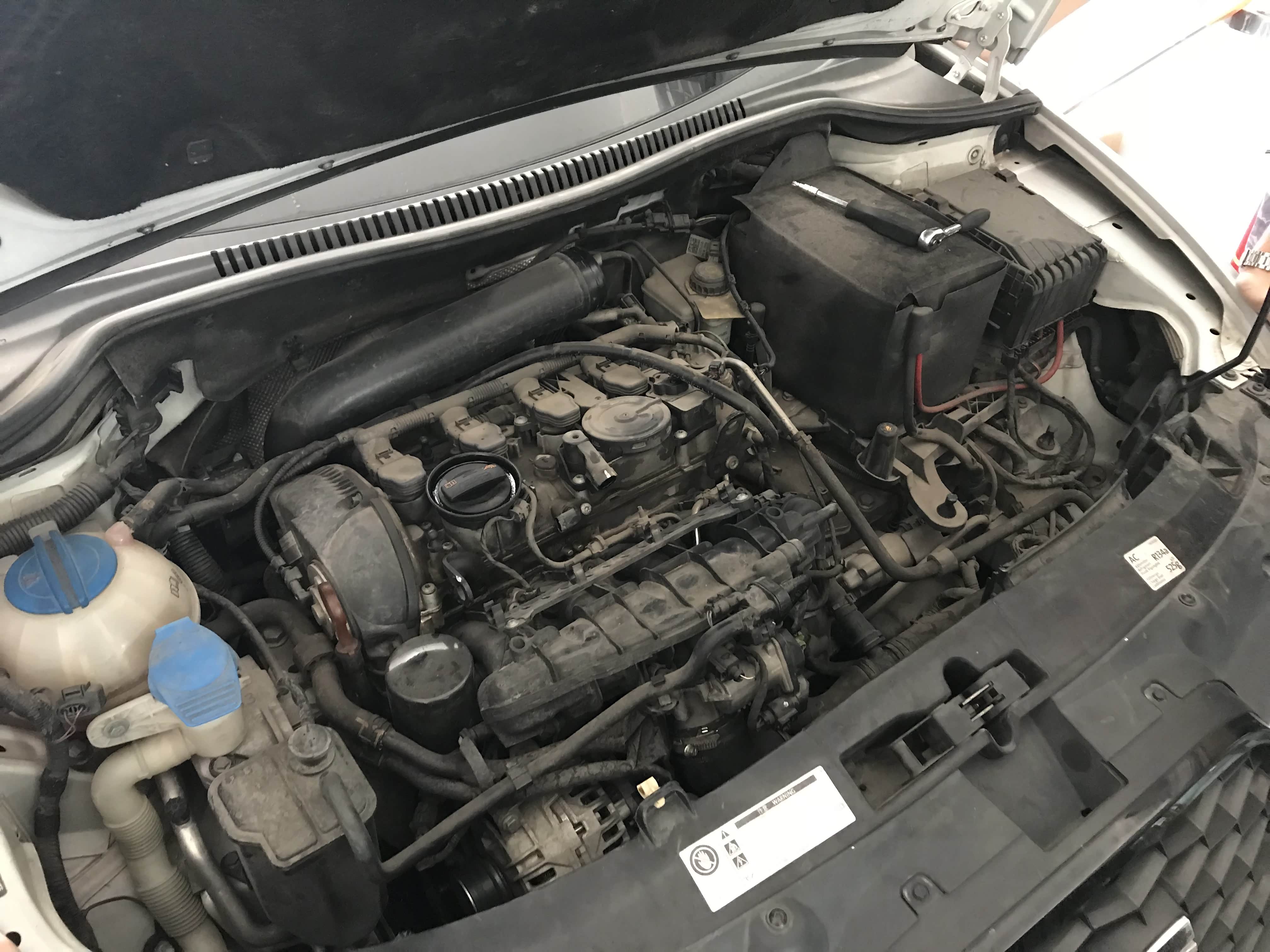 ▲拆掉发动机盖板 拔掉油气分离器的管子