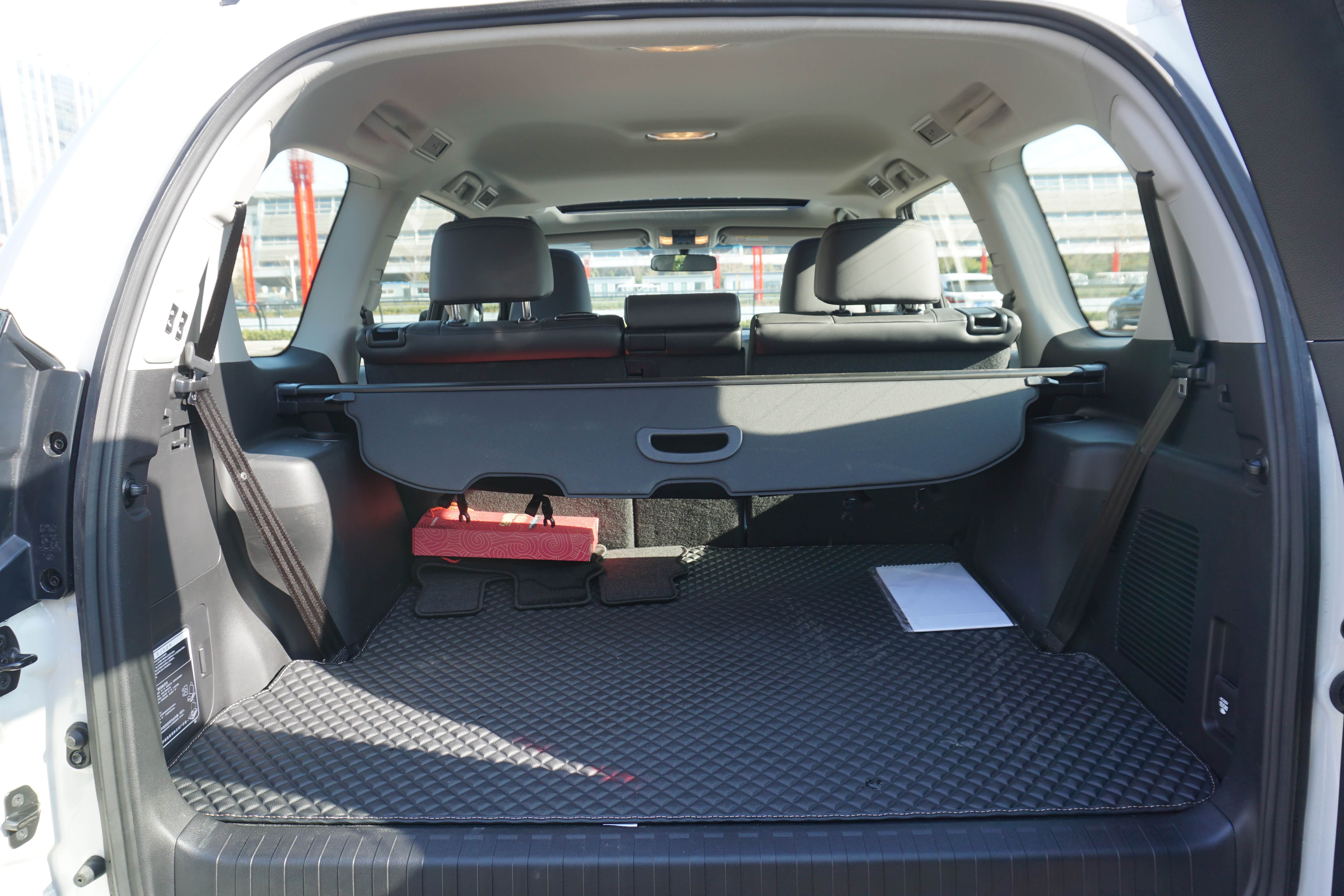 后备箱平整，空间利用率大。