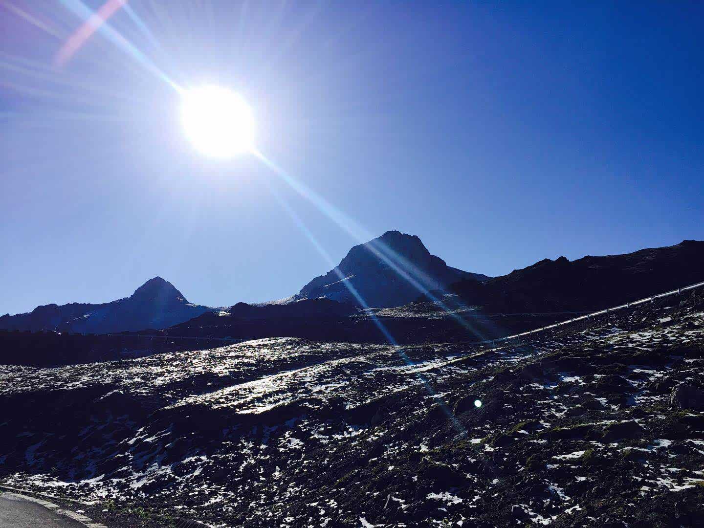 由于前一天晚上下过雨，山顶还有积雪尚未完全融化