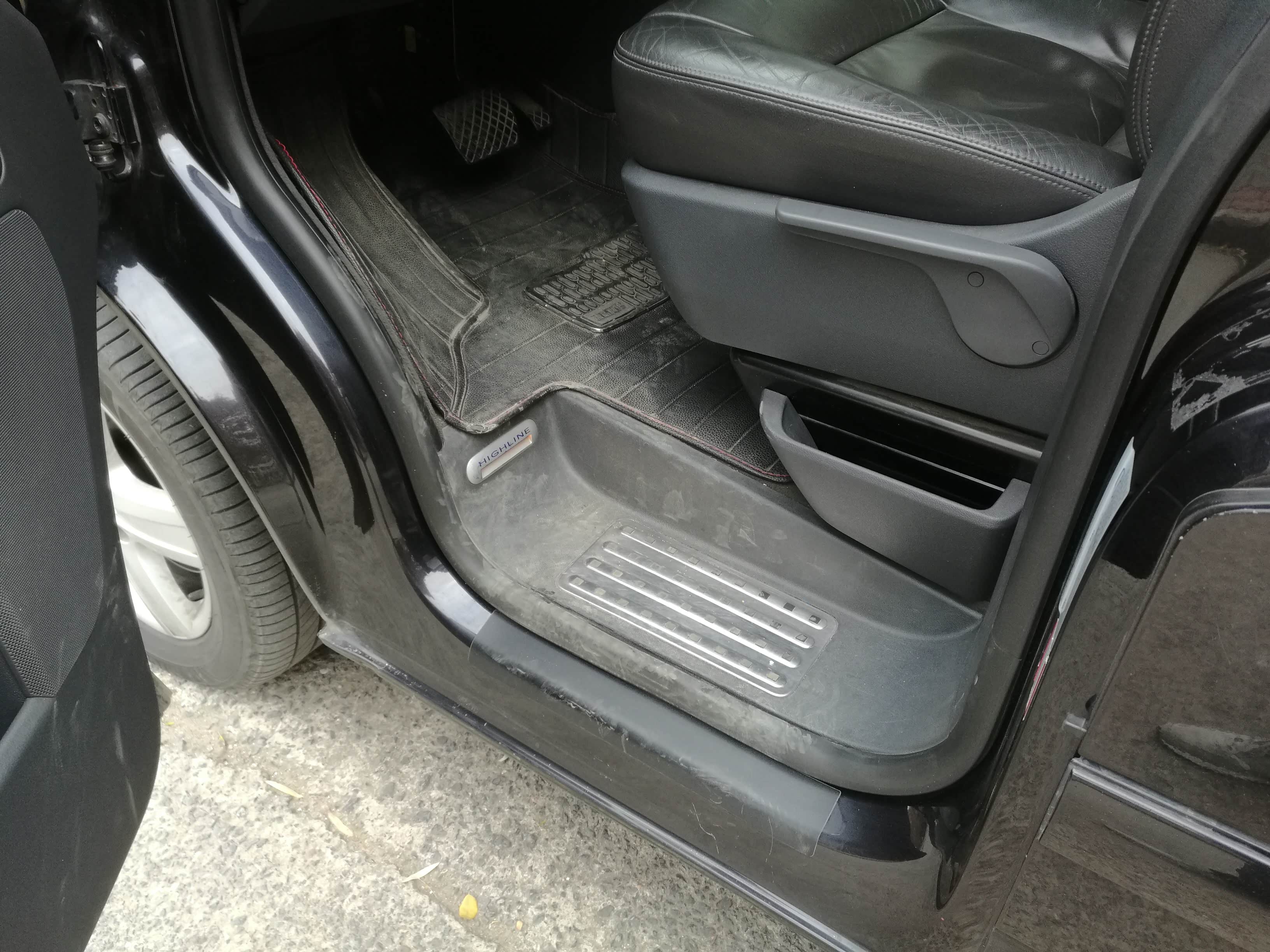 踩着踏板上去就感觉坐到了一个中巴车座位上，坐姿真的是高