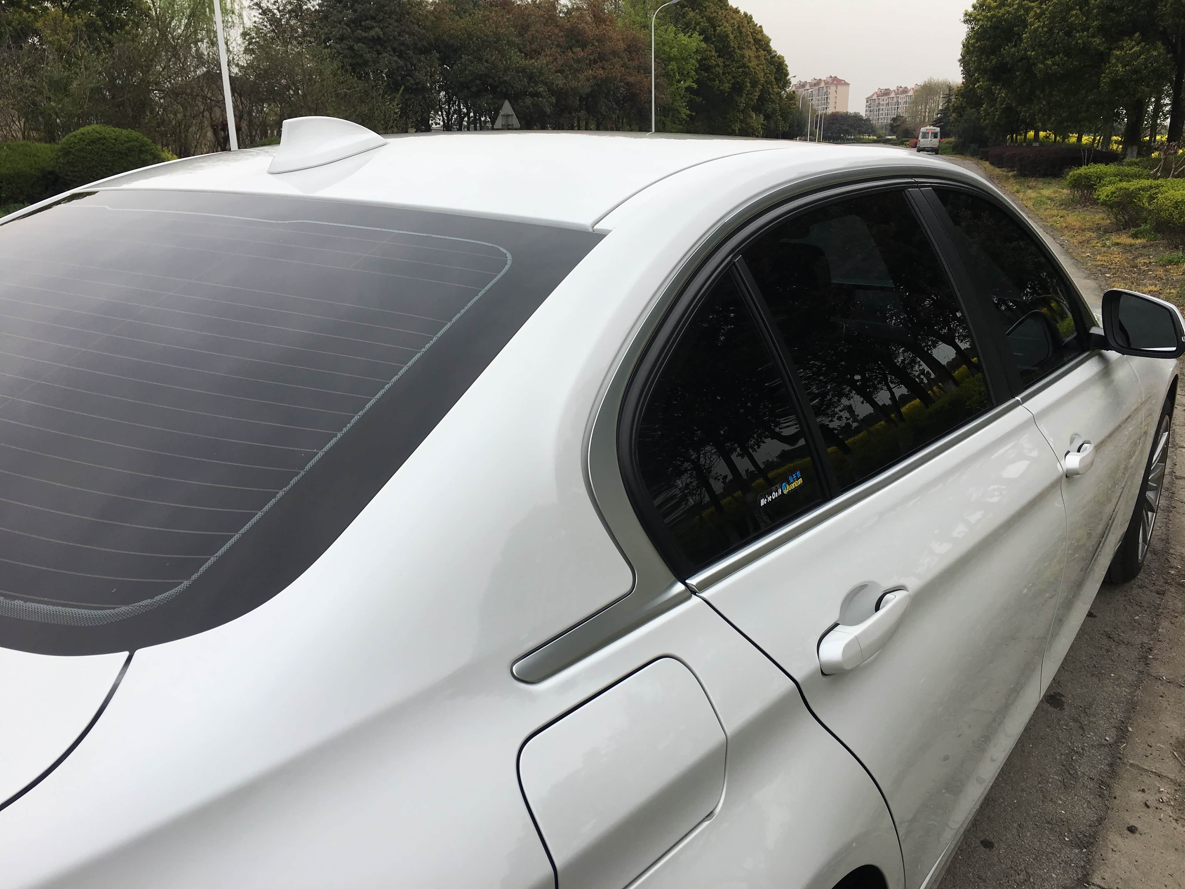 那个银色的装饰条，门框那段是能按得动的