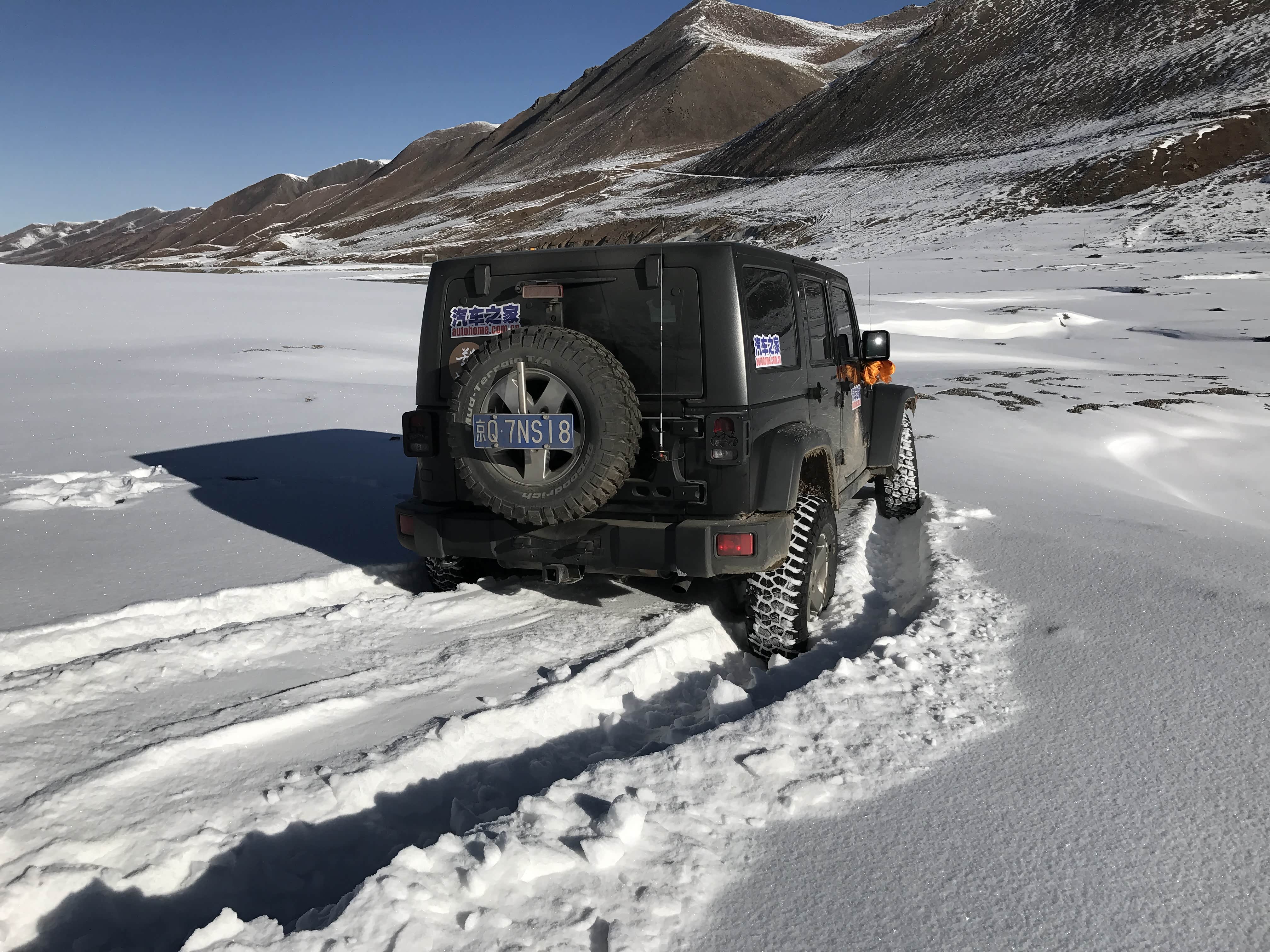 MT轮胎在雪地的牵引力远高于AT轮胎，海拔4600米，阿尼玛卿雪山脚下