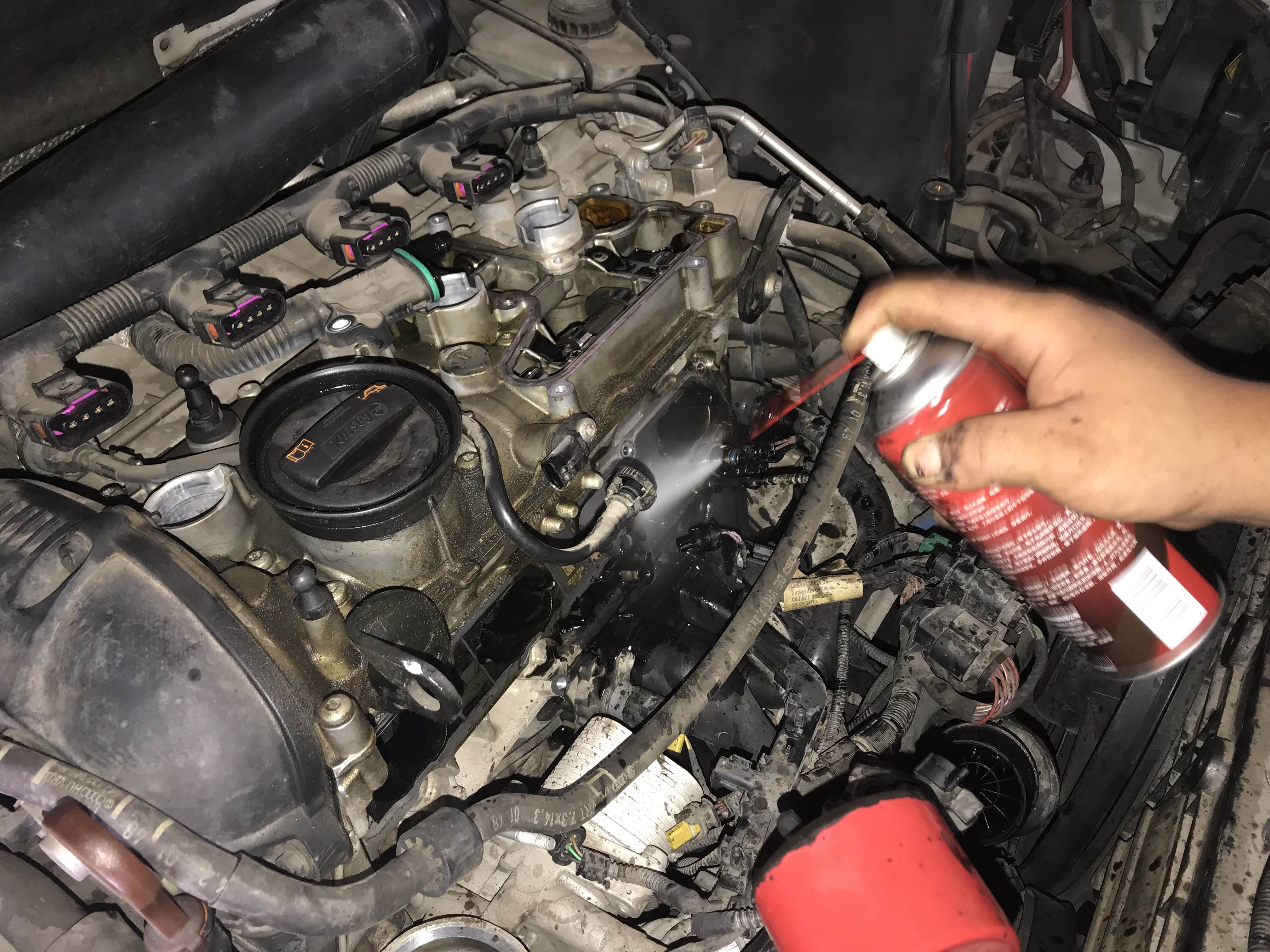 ▲先洗进气道 大量清洗剂浸泡+刷洗