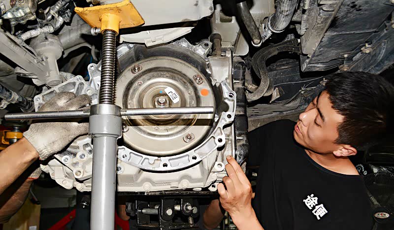 缓慢的让探险者变速箱下落