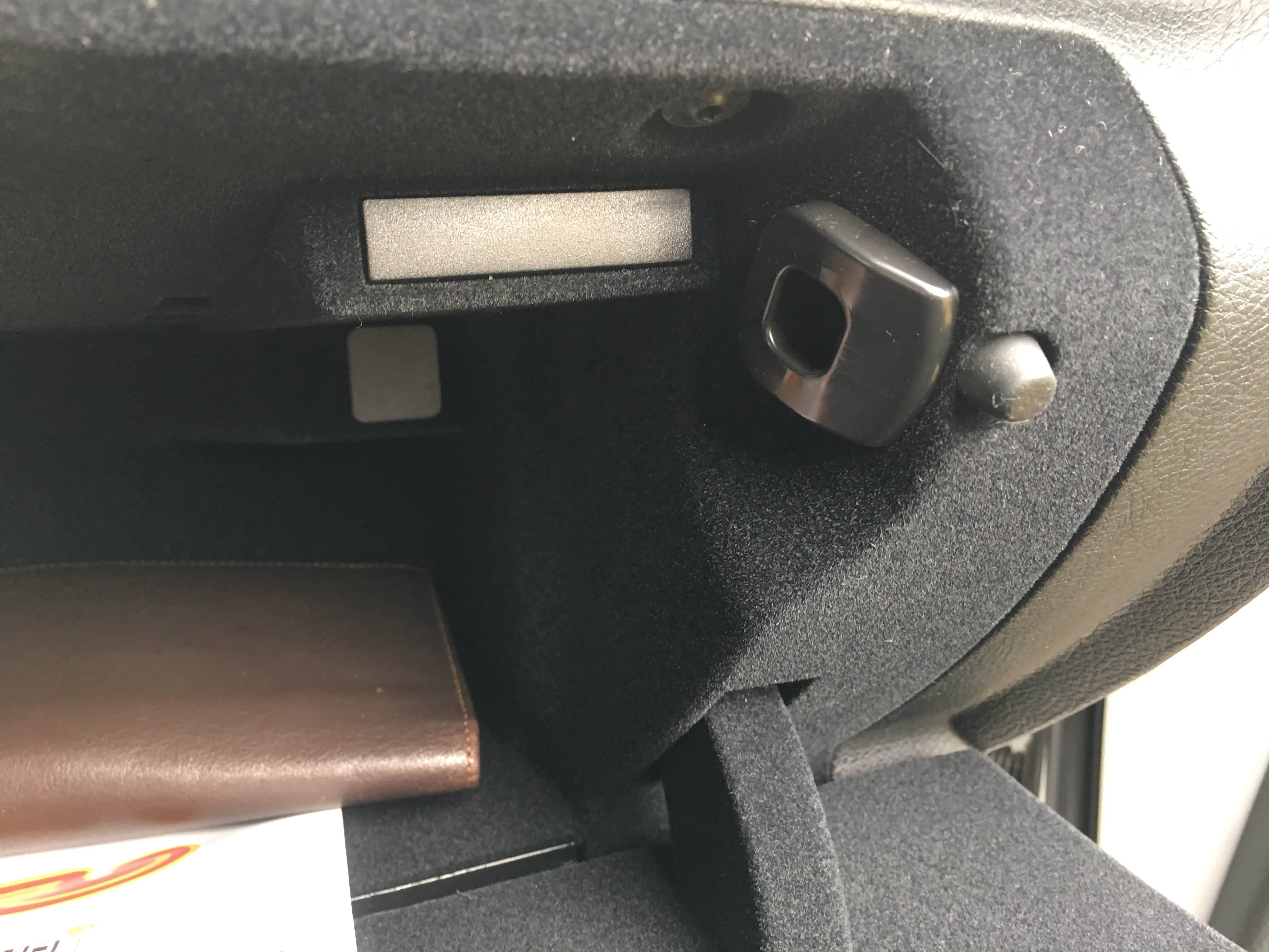 手套箱里面右上这个长方形东西是啥？空调滤吗？