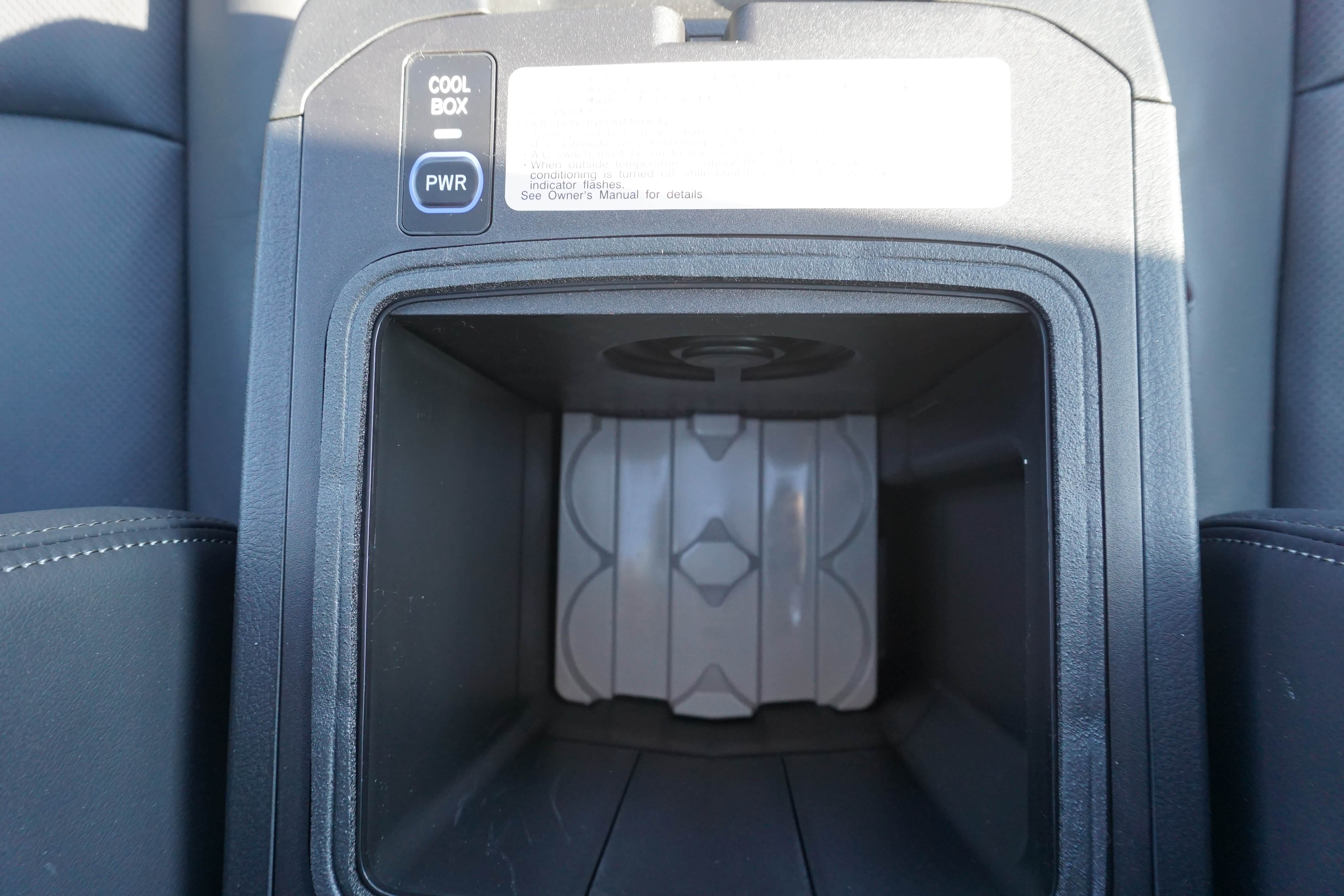 扶手箱的冰箱很大，不过这个季节是用不到。