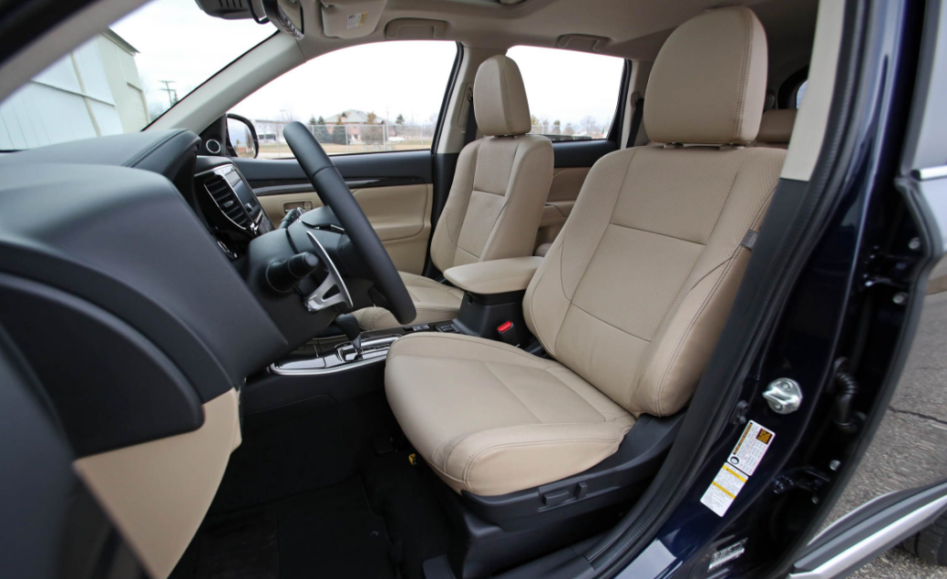 前排座椅坐垫偏硬