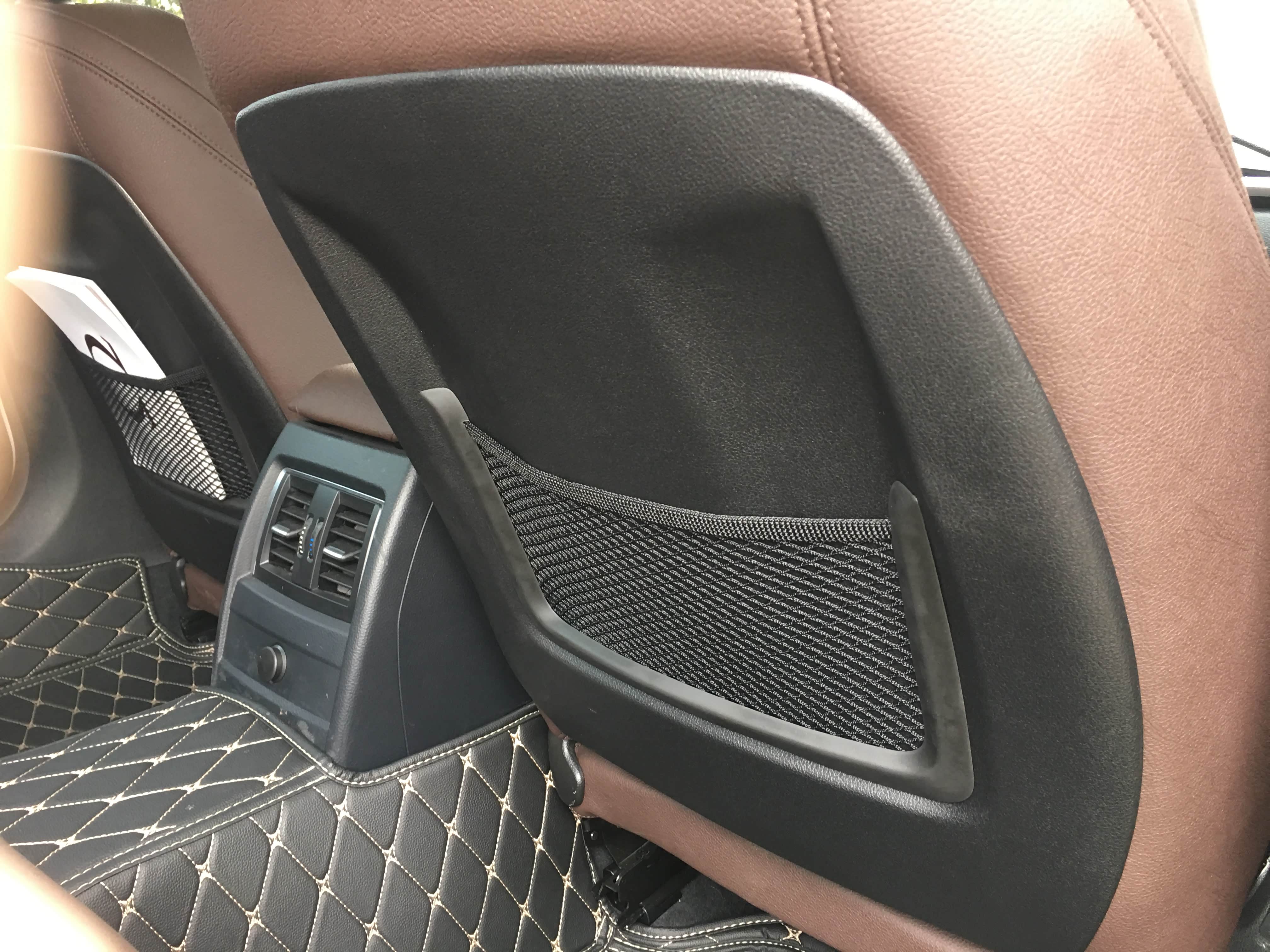 前排座椅后面用的塑料，很硬，很掉档次，为啥不真皮全包裹？