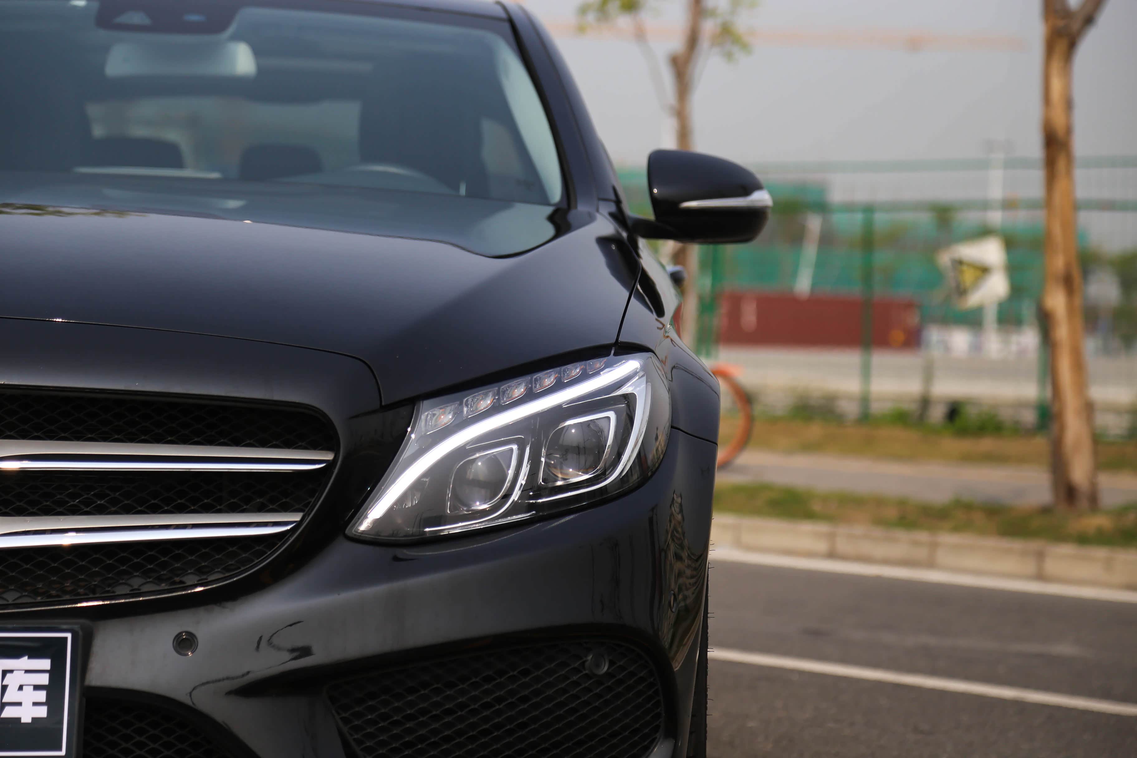 最抢眼的无疑是这对双透镜的随动转向菱形大灯，深邃，璀璨。