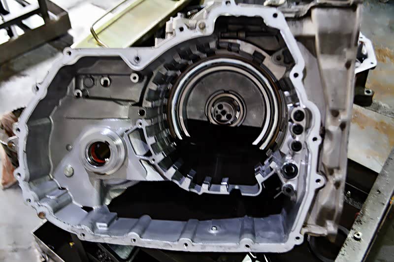 看看这黑色的变速箱油就可以看出，探险者变速箱内部的机械磨损有多严重。