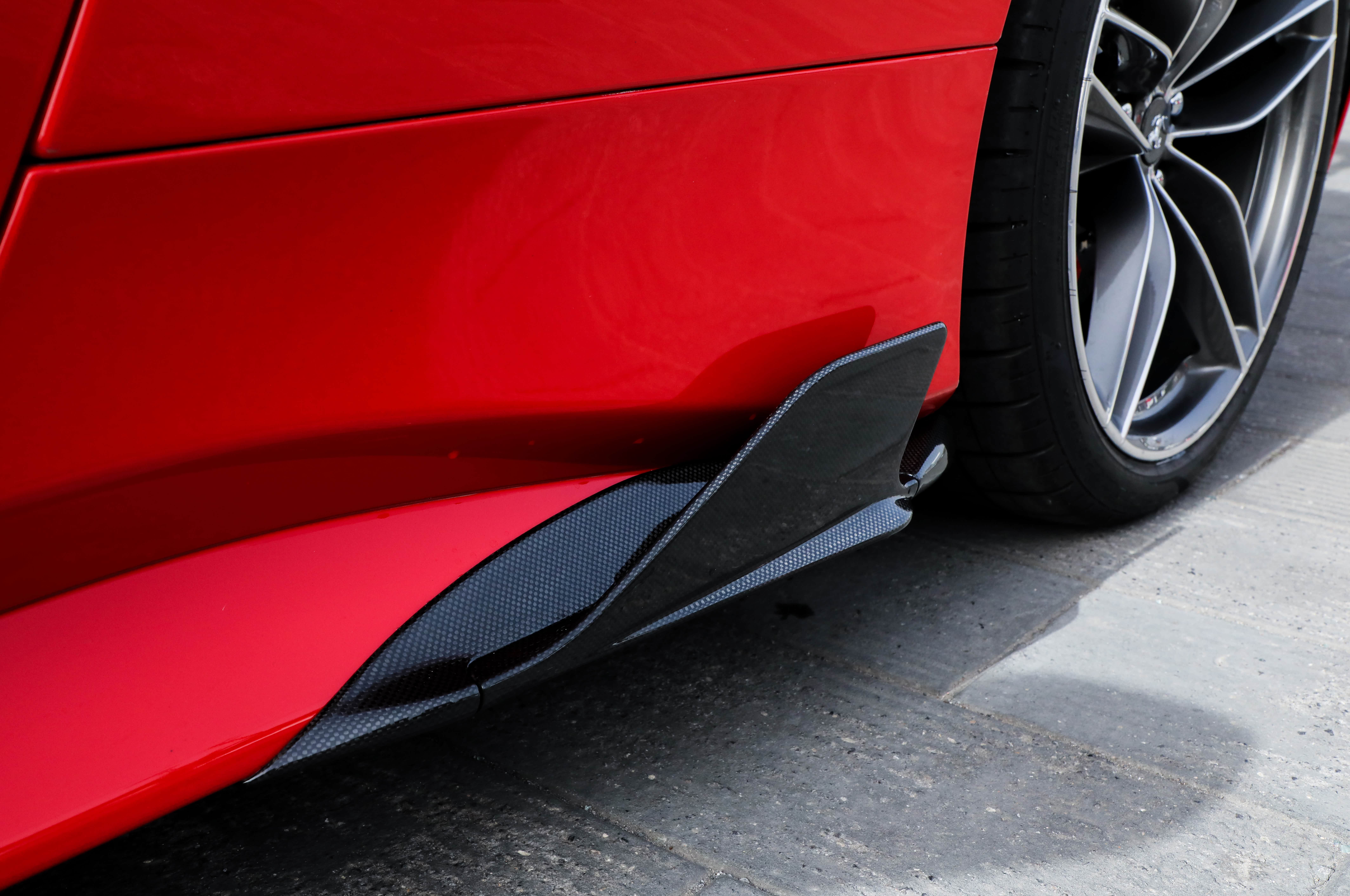 左侧碳纤维侧裙扰流翼，轻量化的同时还有稳定车身的效果