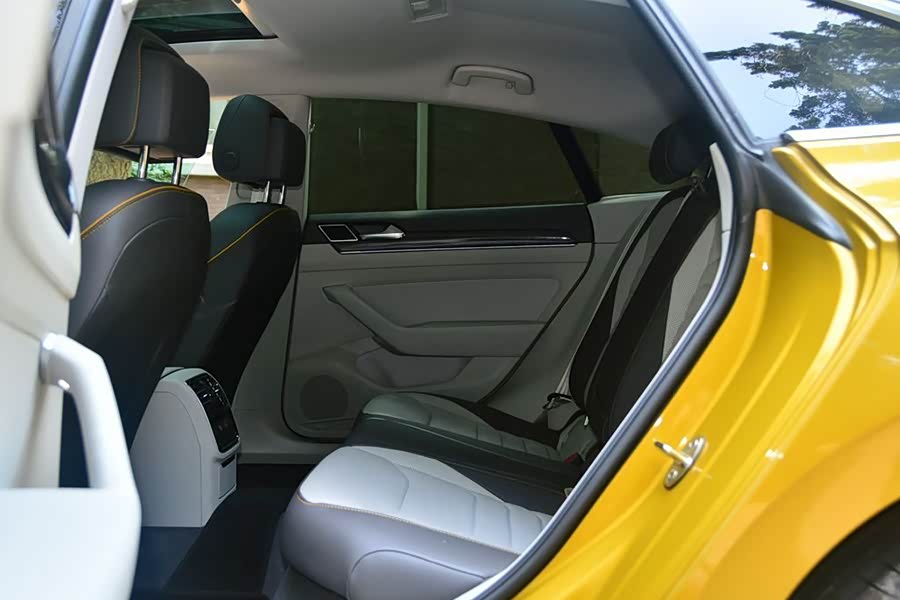 一汽-大众CC后排乘坐空间