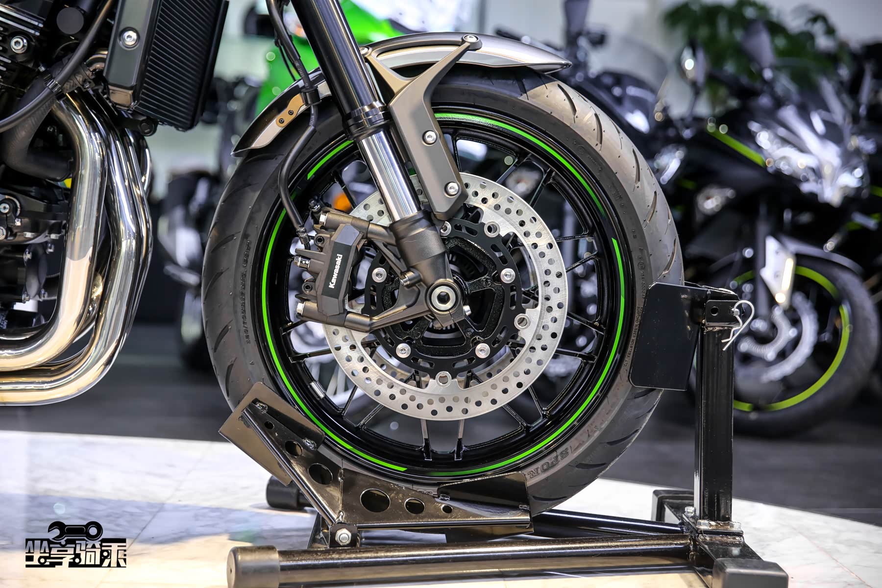 前轮采用17寸多幅轮圈，轮胎规格为120/70 ZR17