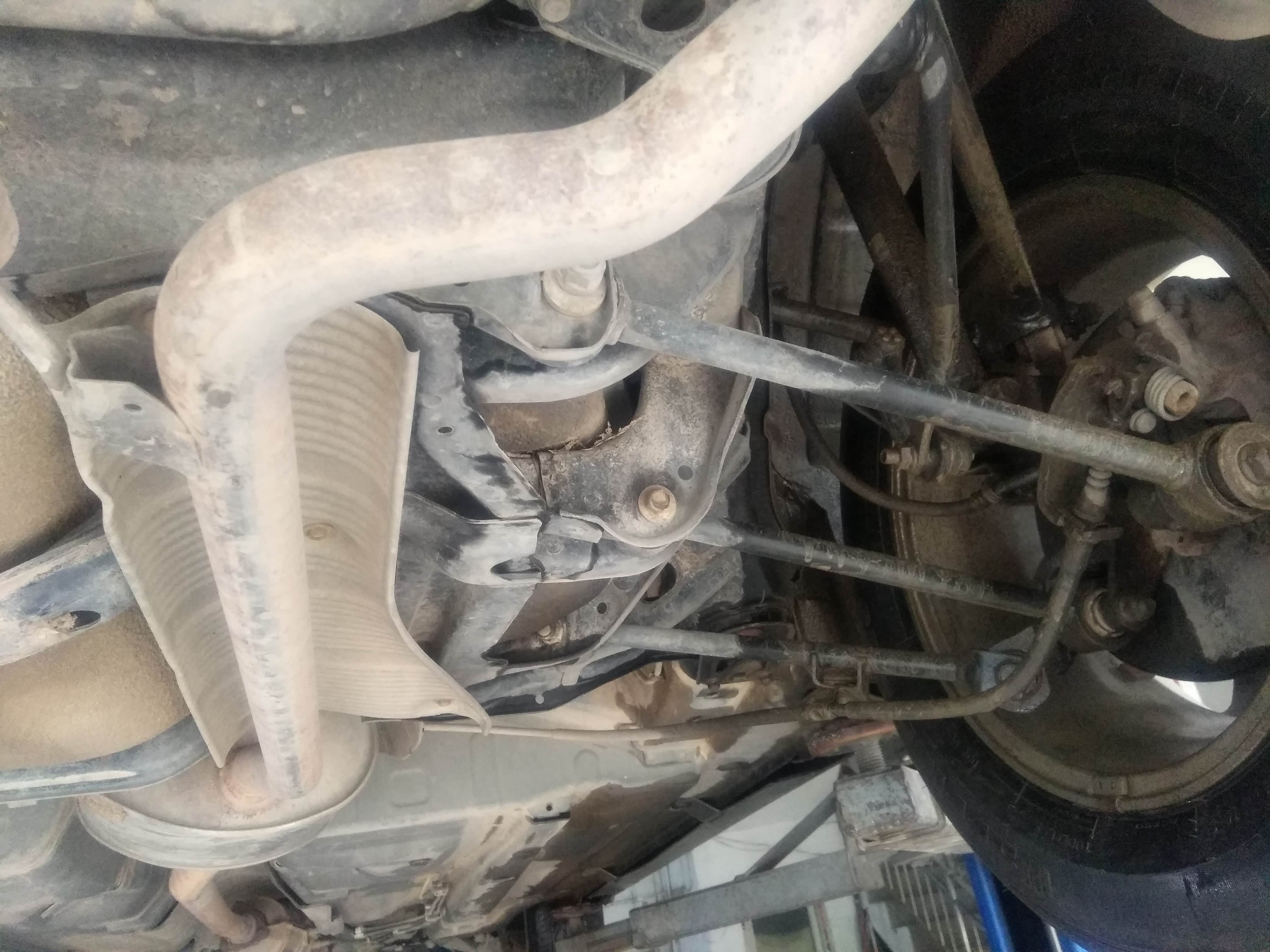 各拉杆，衬套无松动，湿的地方是下雨溅上的水