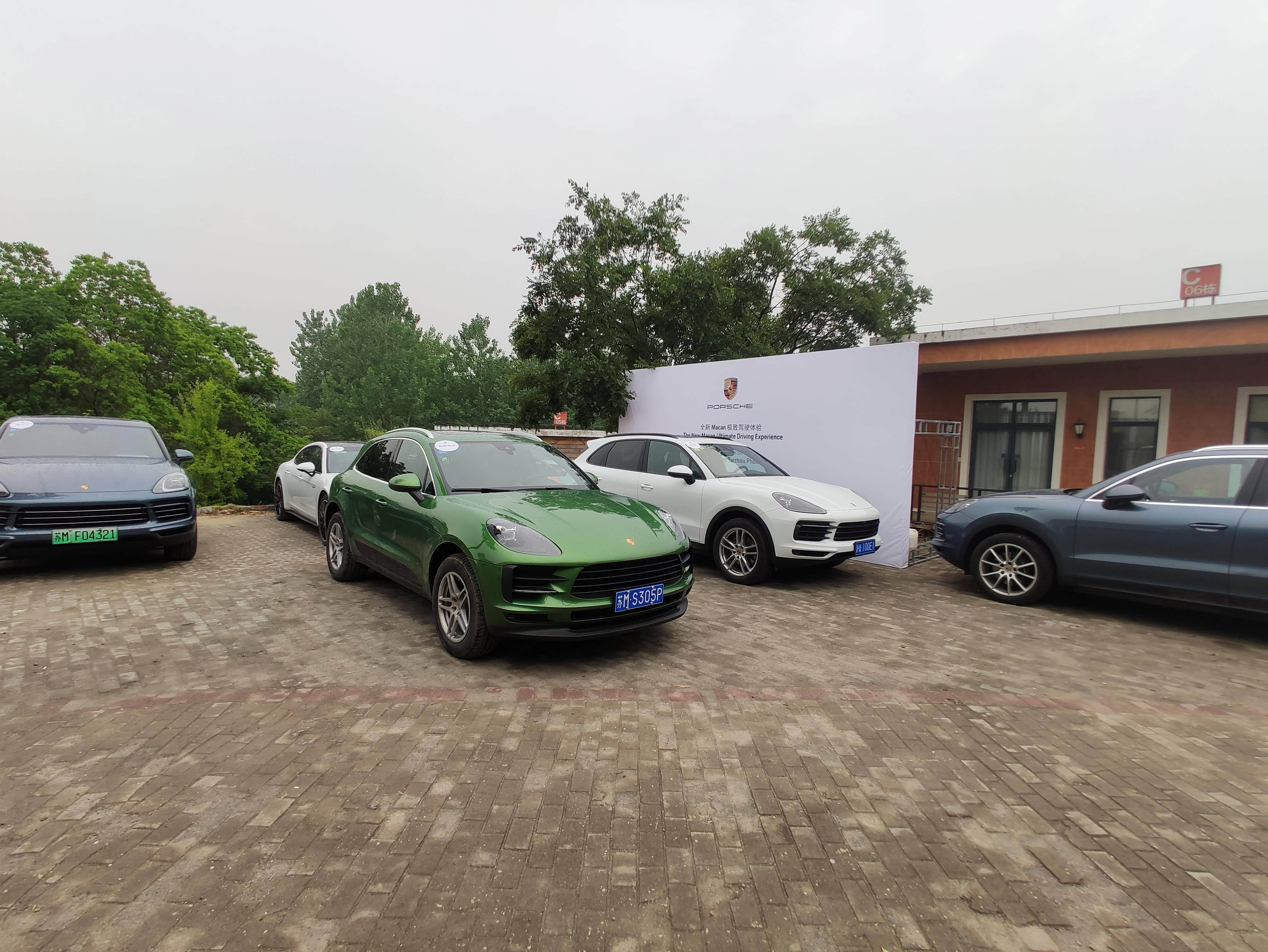 本次活动到场的车型挺全，除了最经典的911之外，全部到齐。其中卡宴纯汽油版的以及混合动力版。