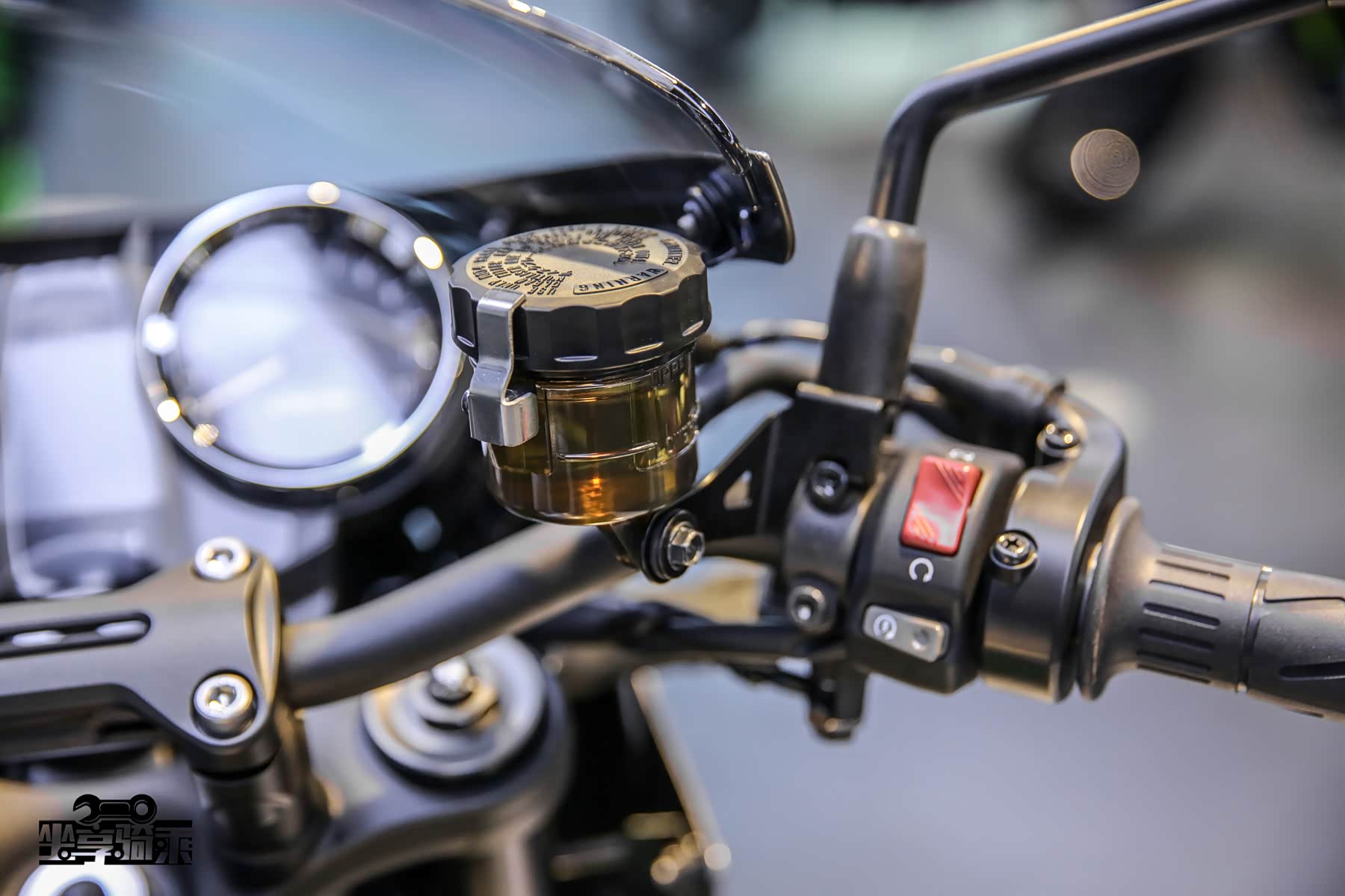 独立的刹车油壶颇具赛车风格
