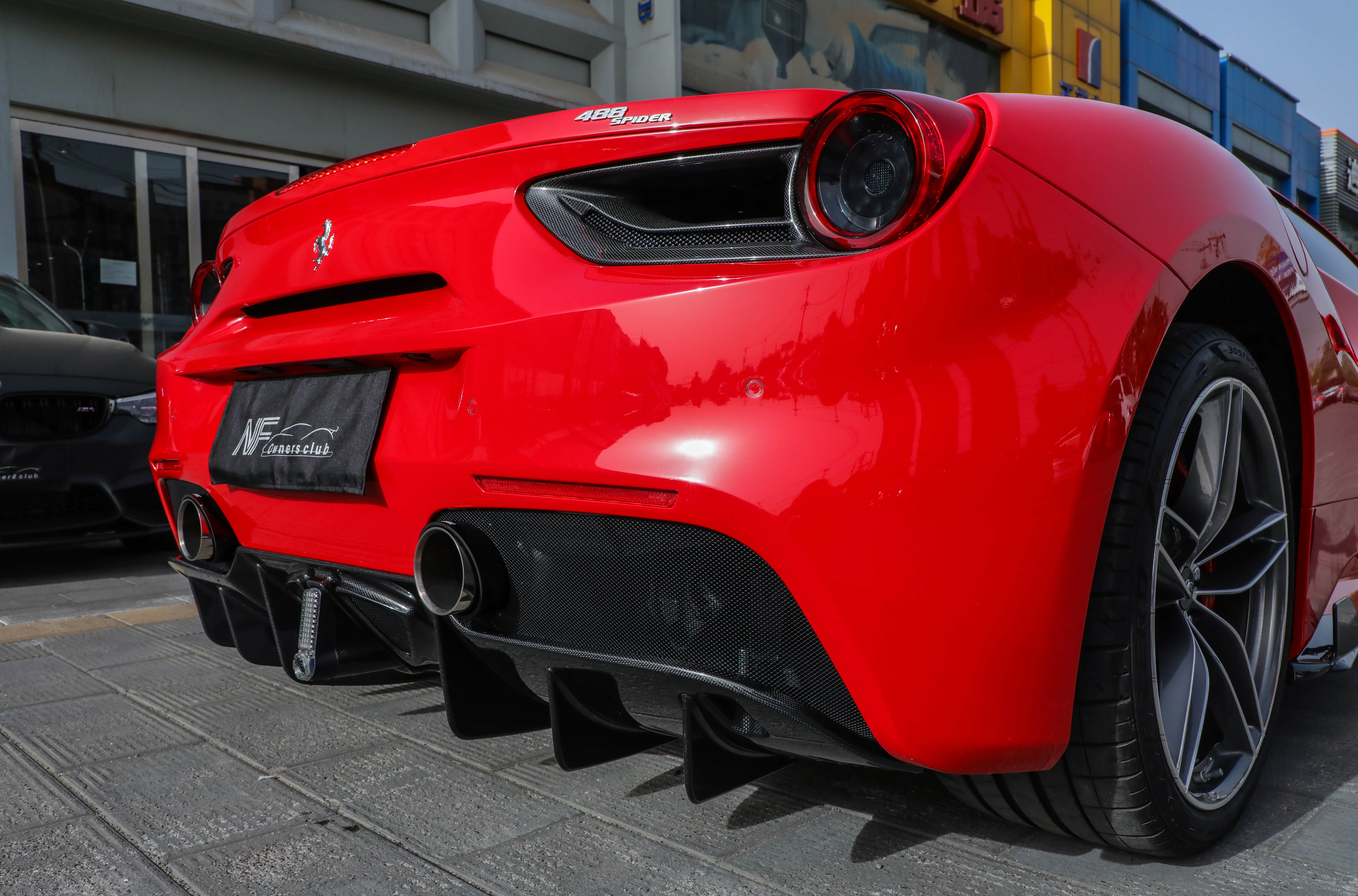 碳纤维后唇还有这个双边单出的排气，眼见得小伙伴会发现这是一套天蝎排气，排气中的王者啊