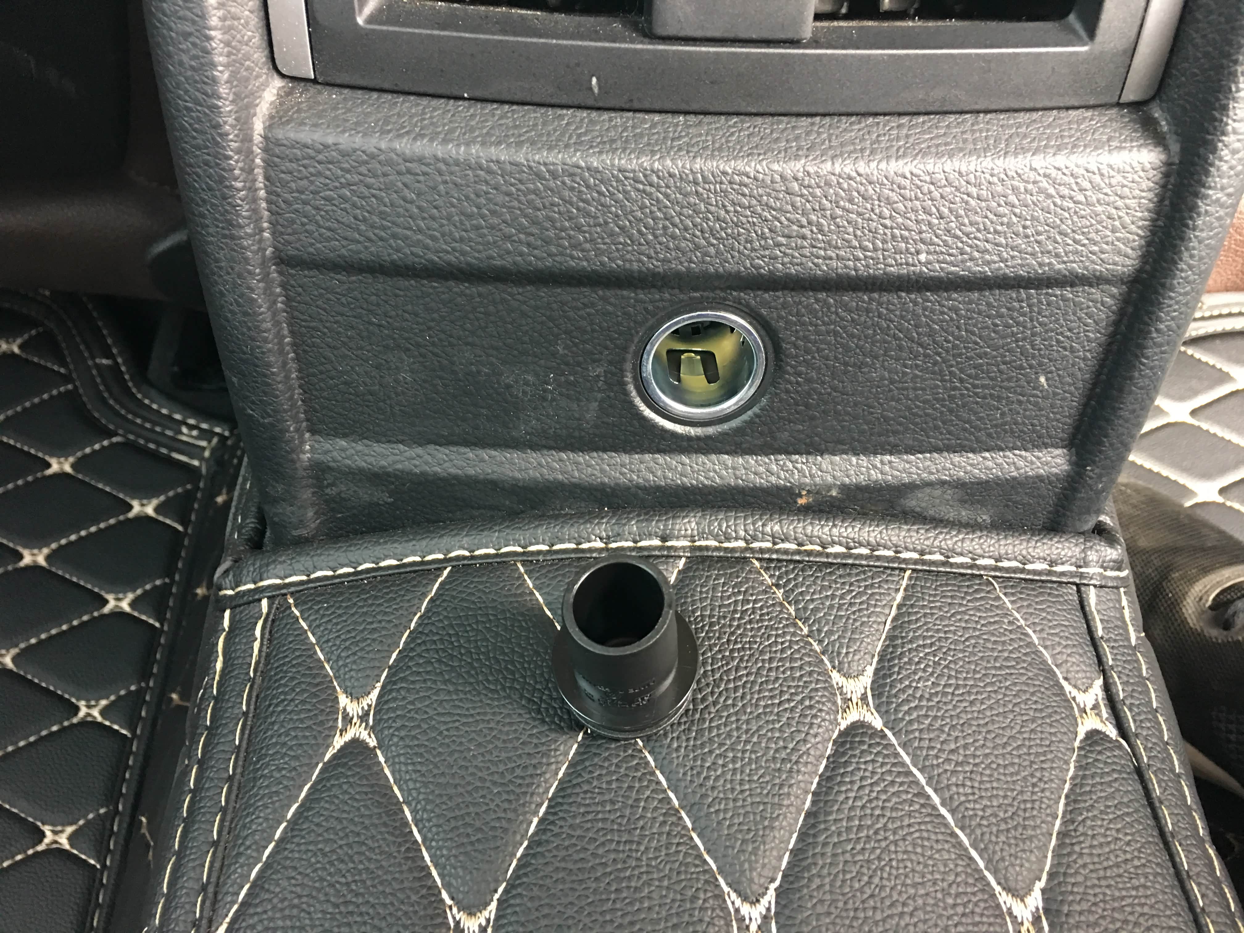 没有点烟器，用个塑料帽子遮丑