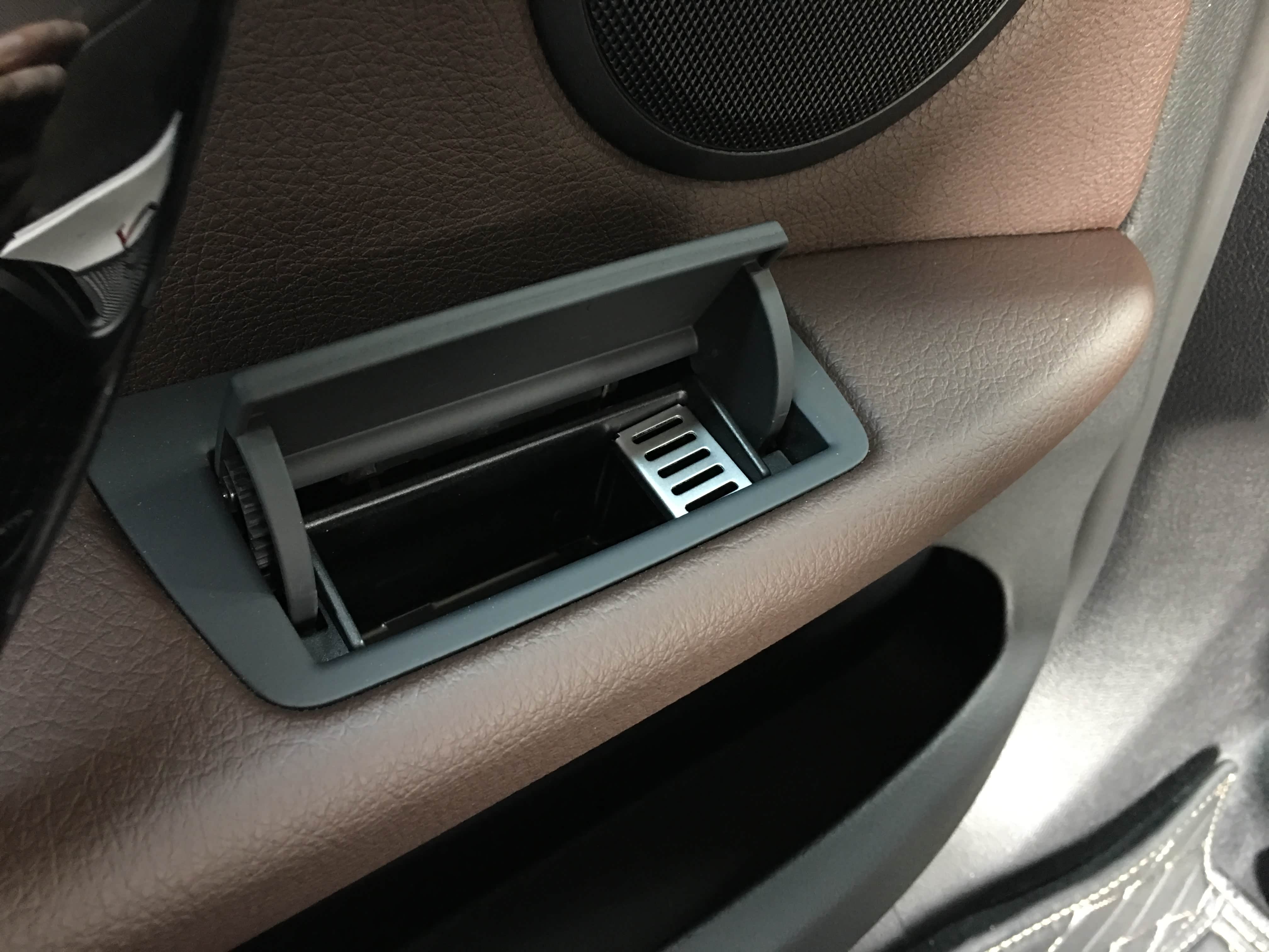 后排车门烟灰缸