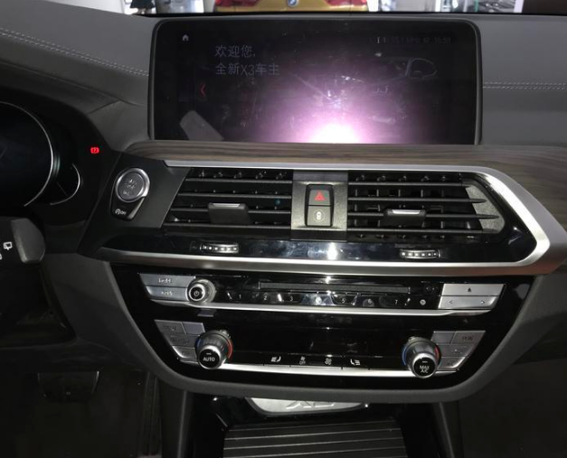 中控大屏，X3尺寸要比Q5L大，但两个车的屏占比都需要优化，黑框太大！