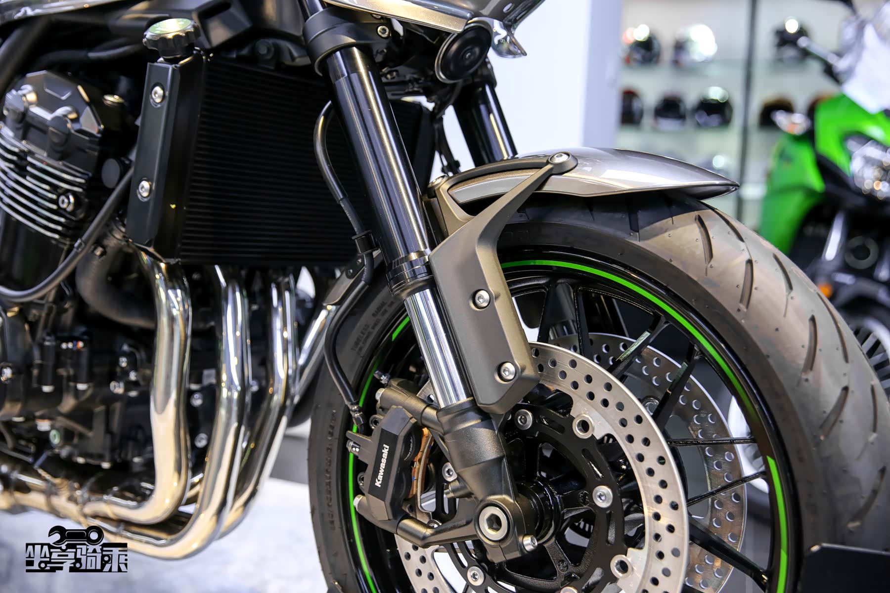 前刹车采用对向四活塞卡钳，搭配双300mm浮动刹车碟