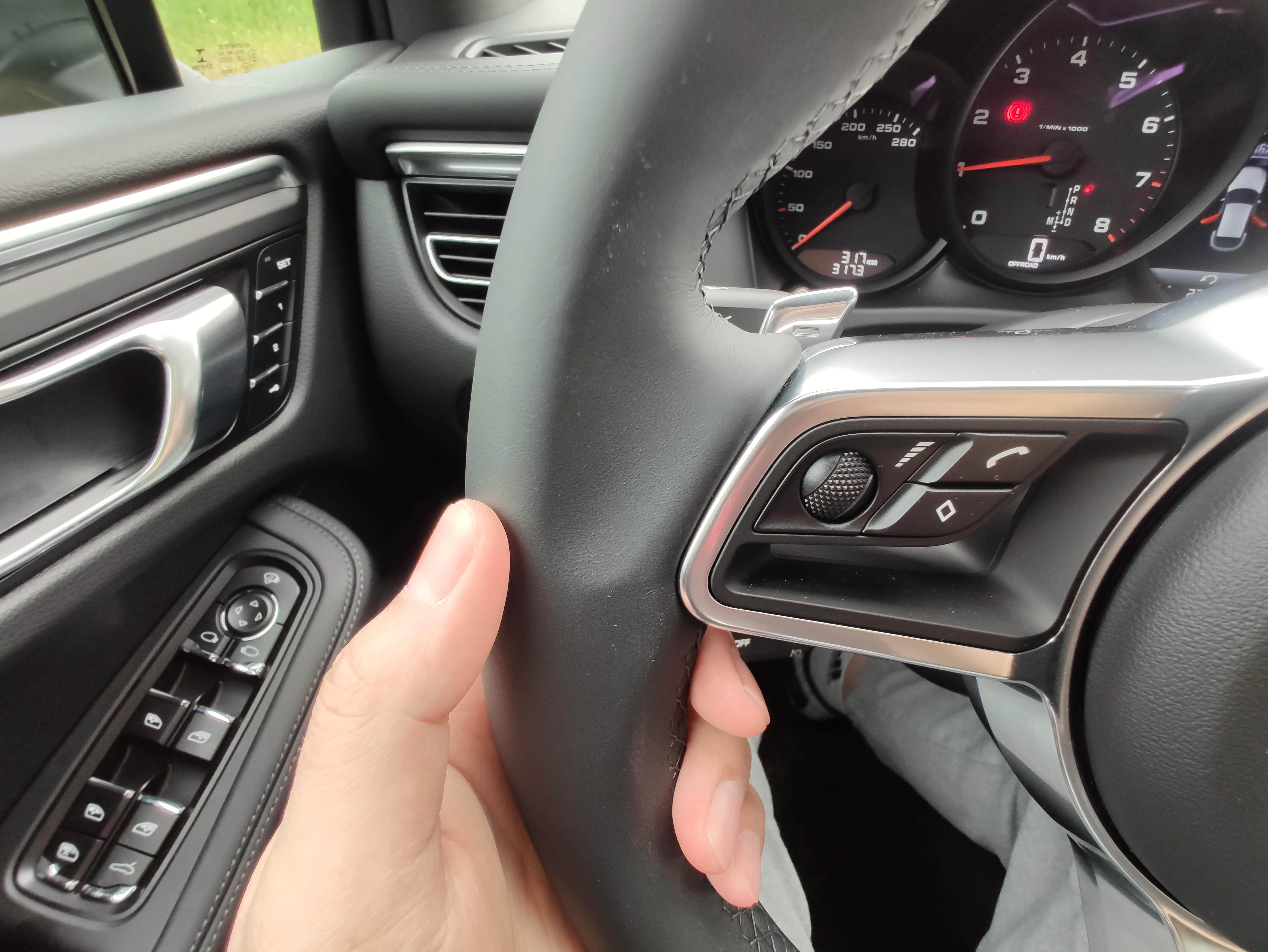 Macan方向盘的手感确实与卡宴存在一定的差异，皮质的触感表现一般。