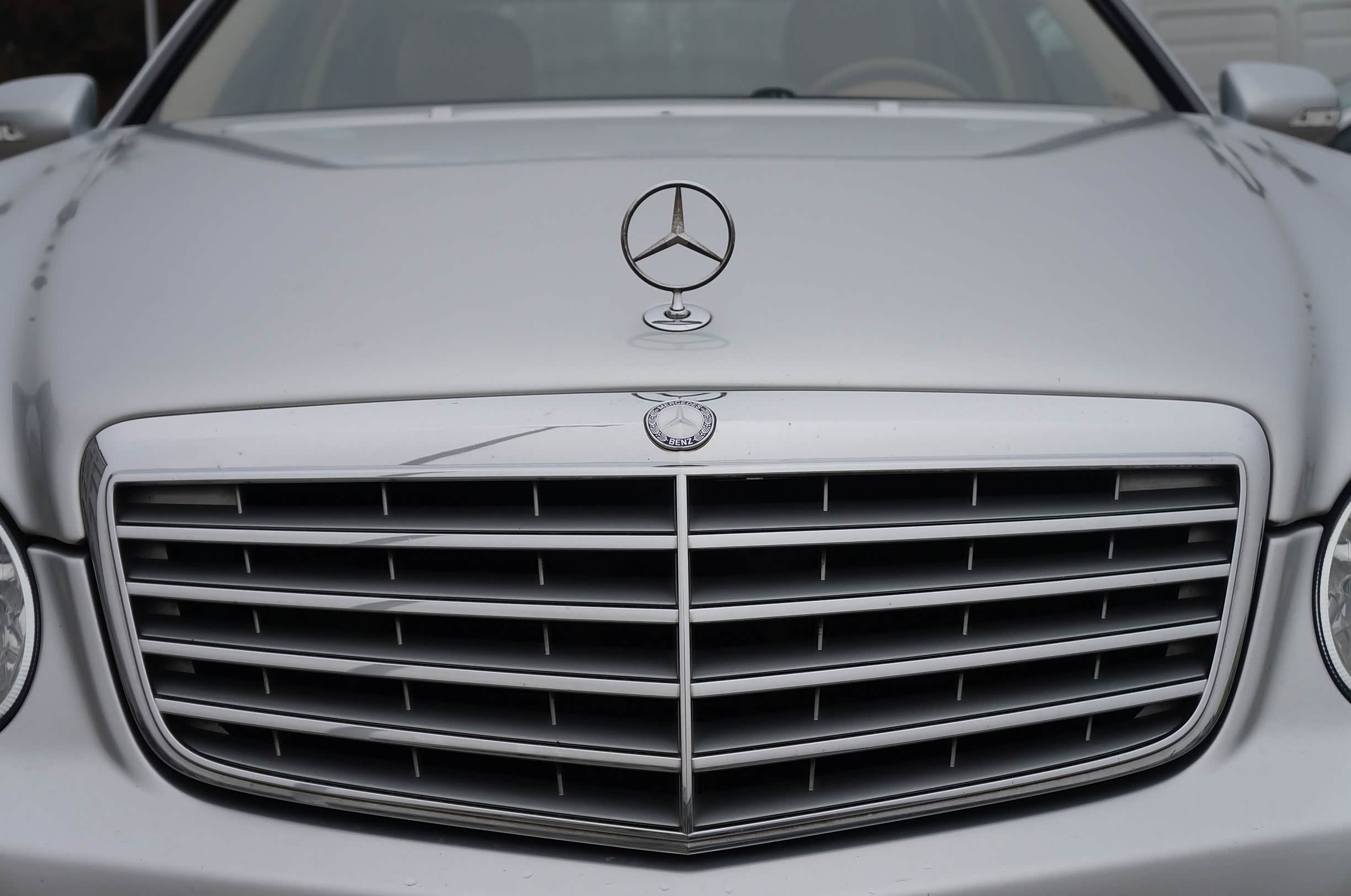 中网的造型还是能看到经典奔驰的模样，中网上的奔驰logo，这个角度看是不是有点机盖上立标倒影的感觉