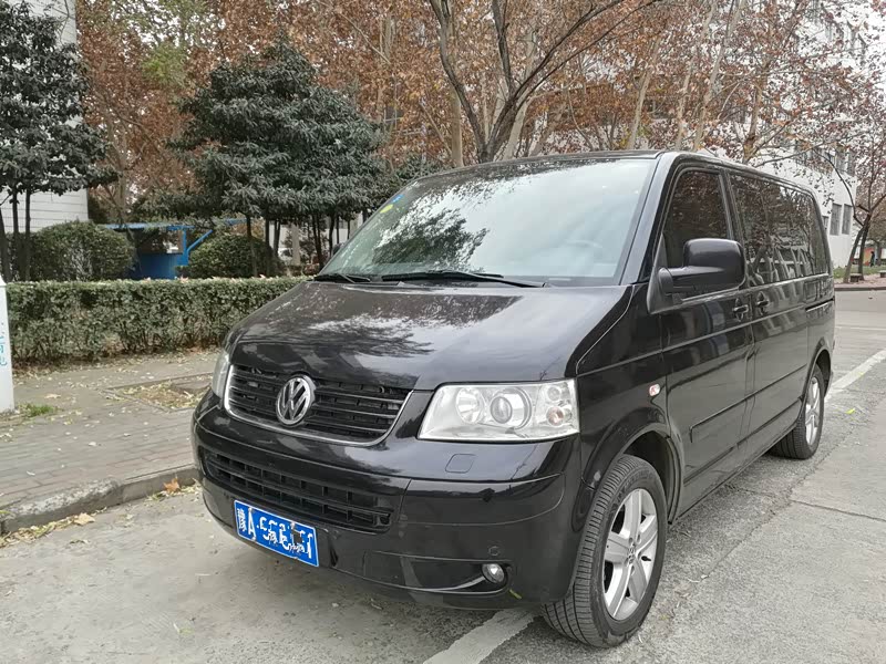 车子真的很高很高，比一般的人个头要高很多，上下车必须拉扶手、踩踏板。