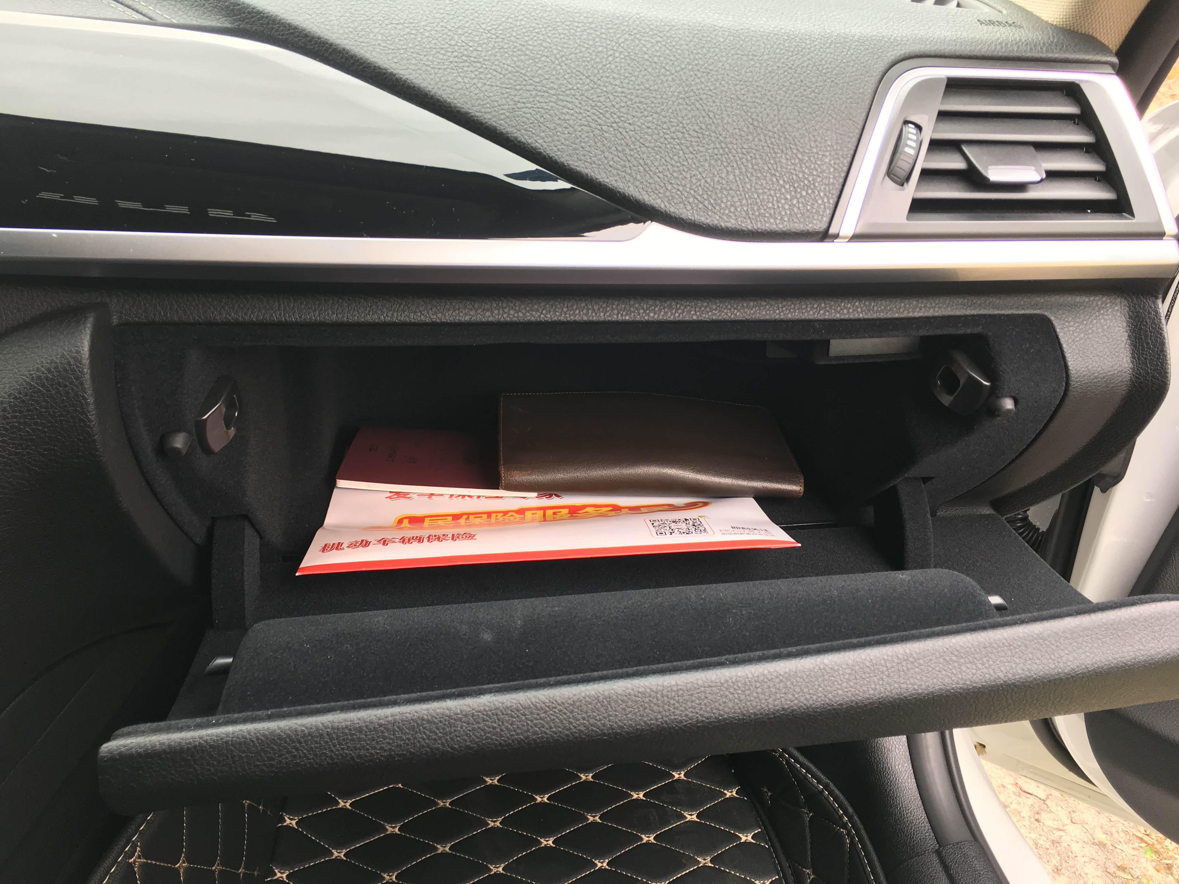 打开之后震惊了，这么小能放啥？跟日系老车不能对比啊，那玩意儿，不夸张的说，大一倍不止