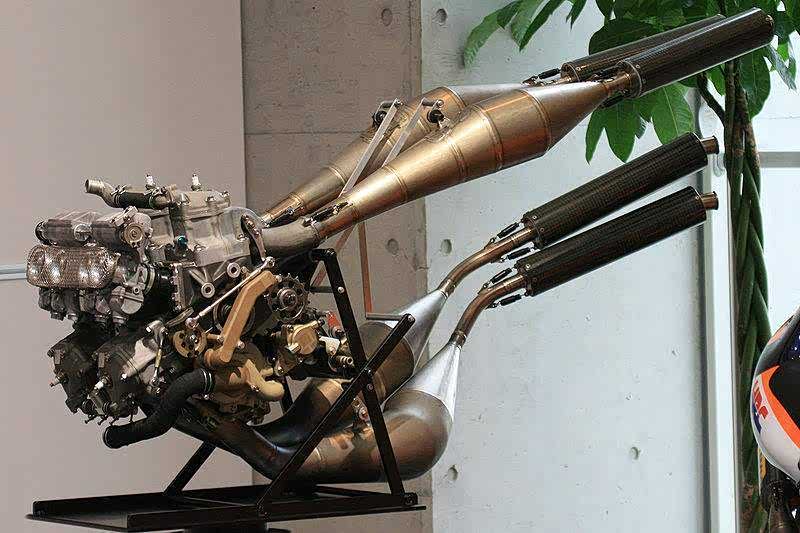 本田NSR500发动机 500cc　却有１８０匹的惊人输出