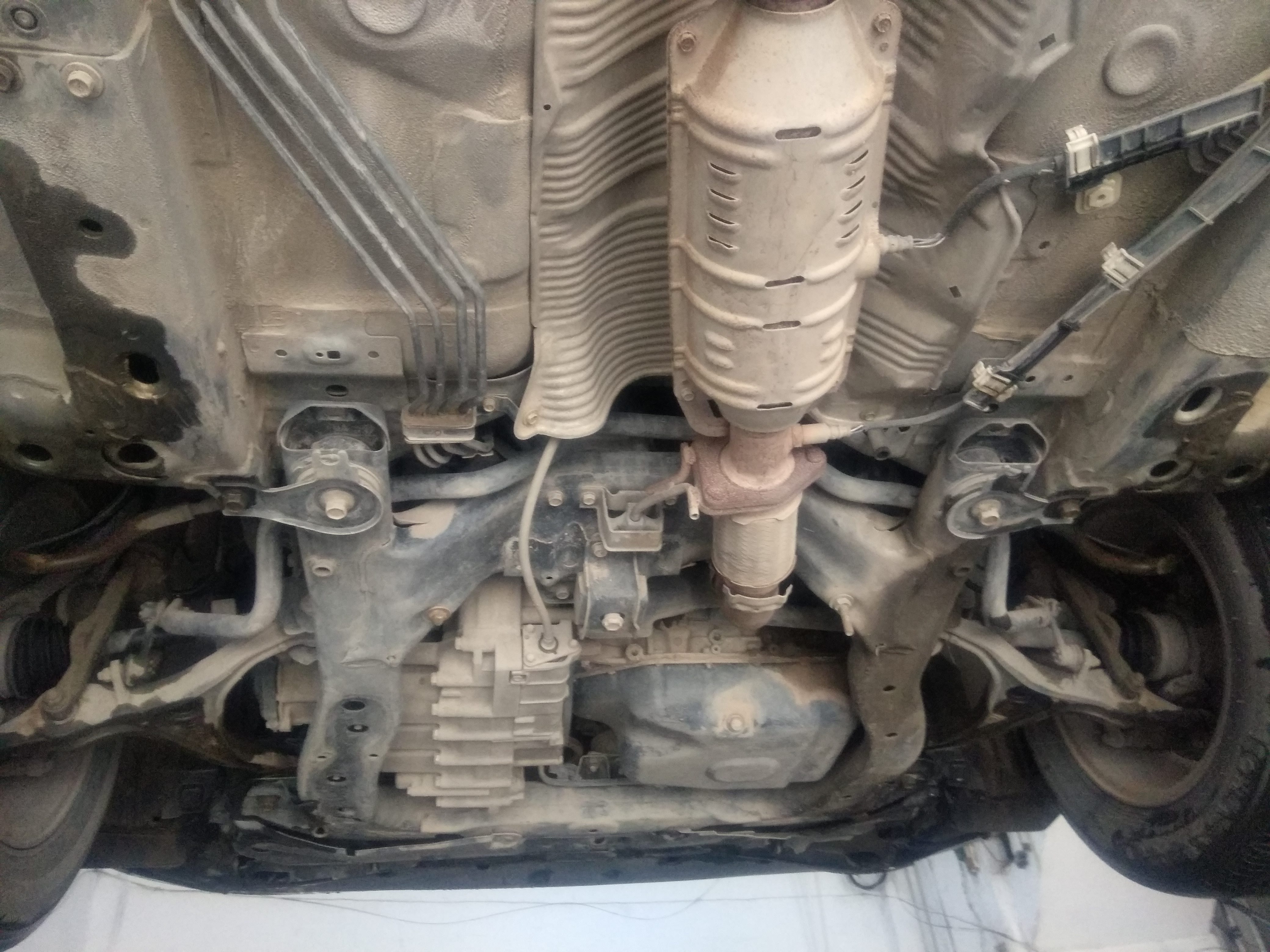 变速箱，发动机无渗漏，湿的地方是下雨溅上的水