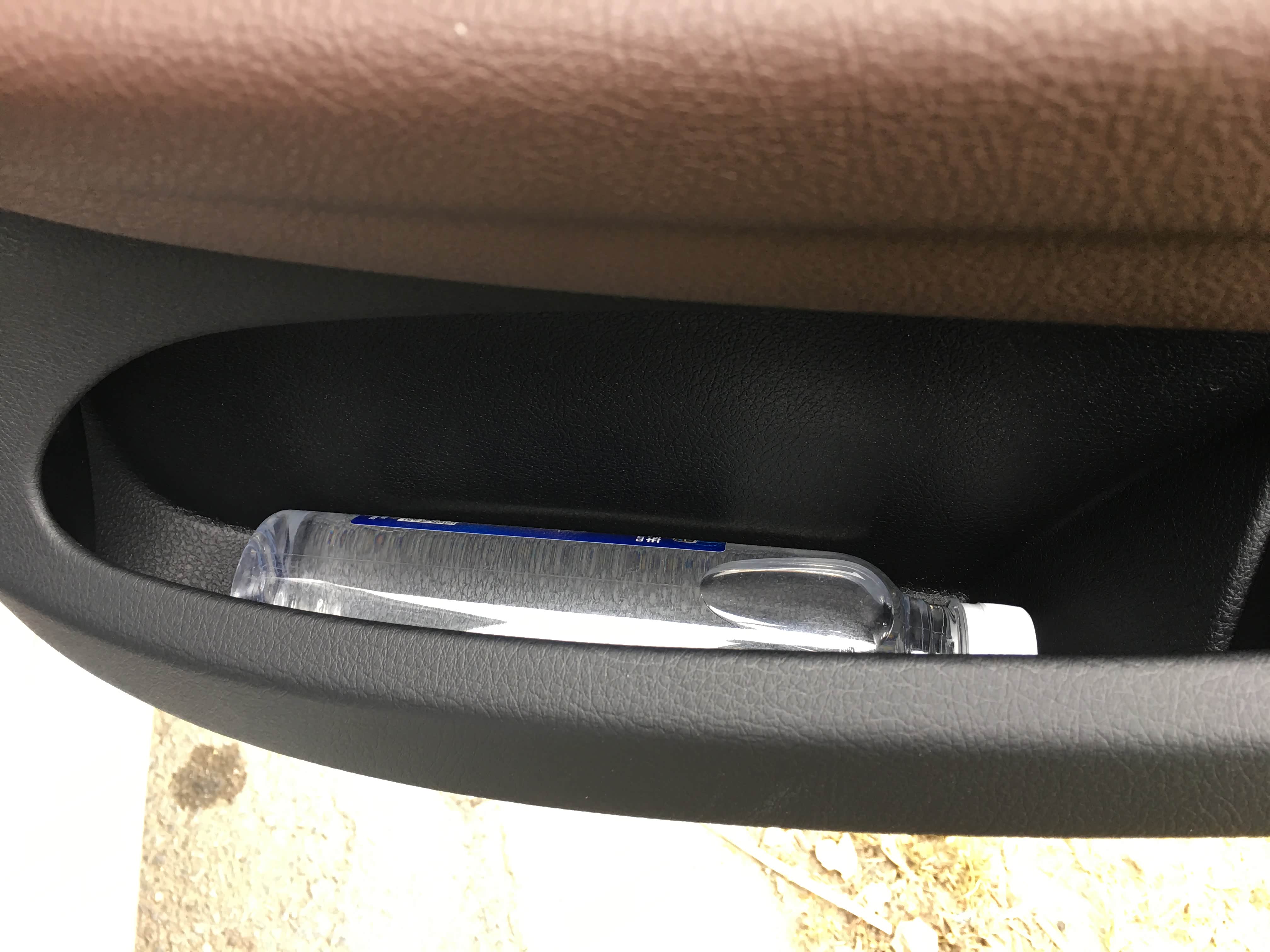 后门储物空间，也就一个矿泉水的量，我的日系老车，后门居然没有储物格，你们怎么看？