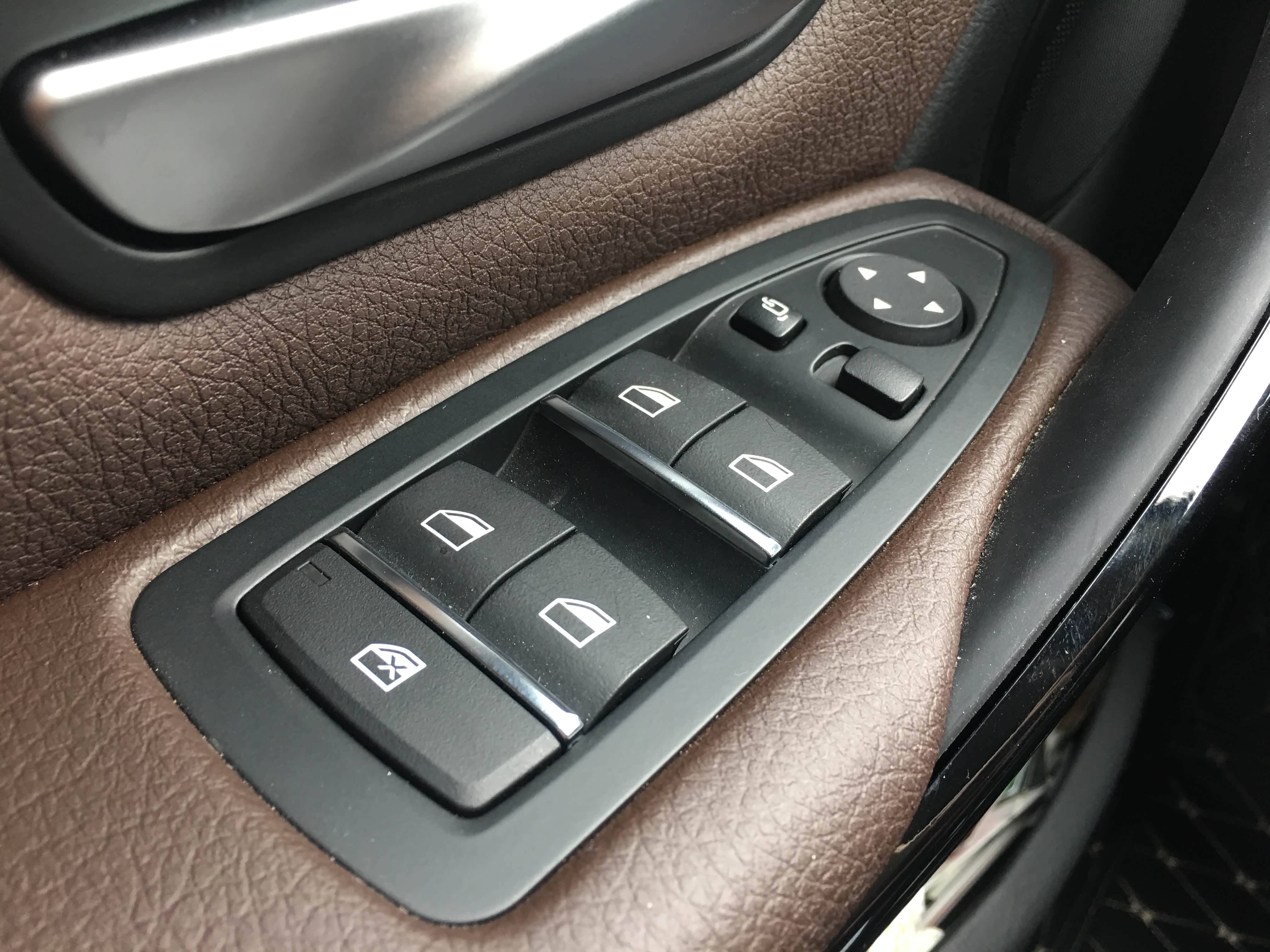 车窗以及反光镜控制，四门一件升降，顺便说句，我的老车也是四门一件升降