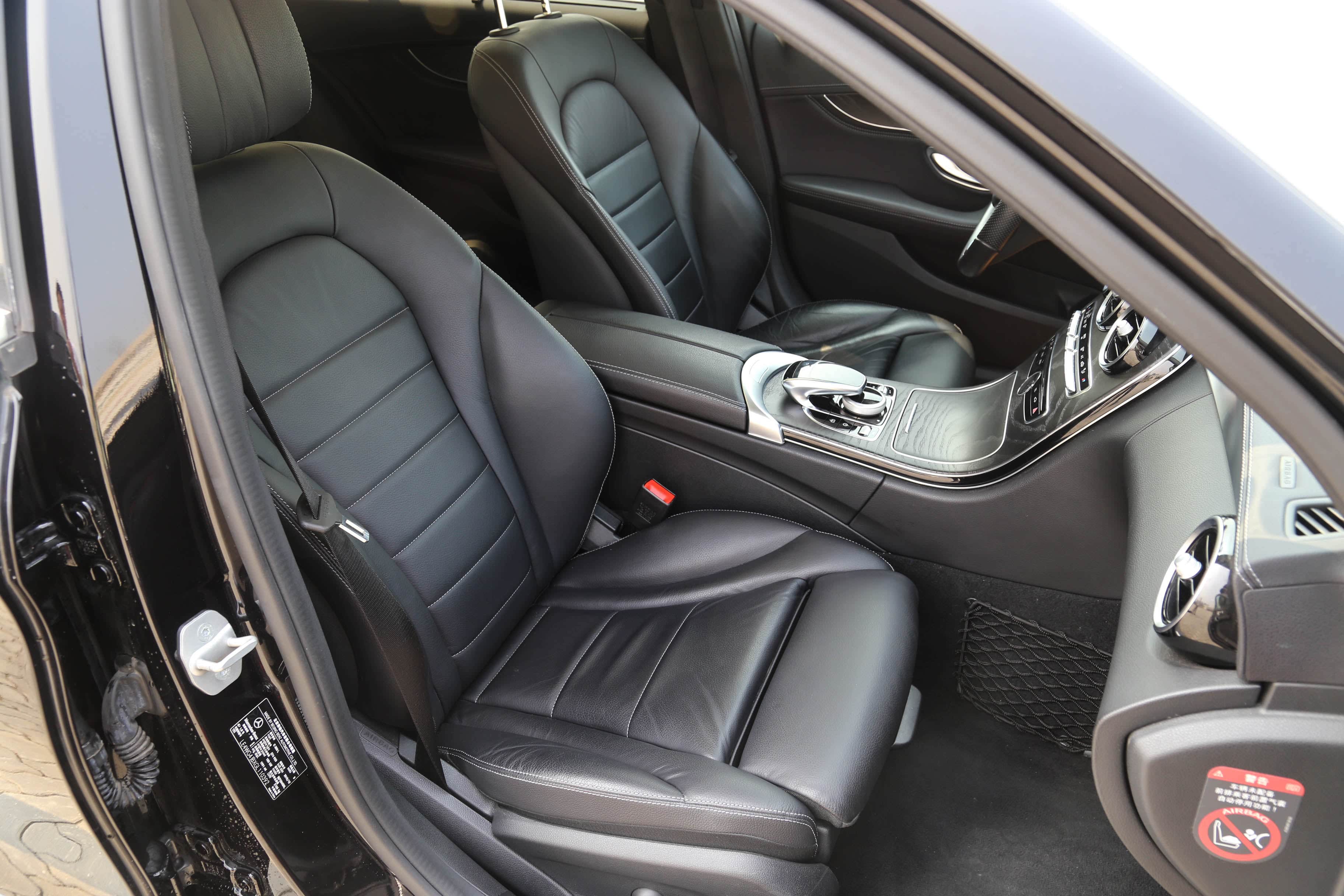 座椅的真皮相比C200L的仿皮质感和舒适度不知道要好多少倍。这个级别的车乘坐体验很重要！