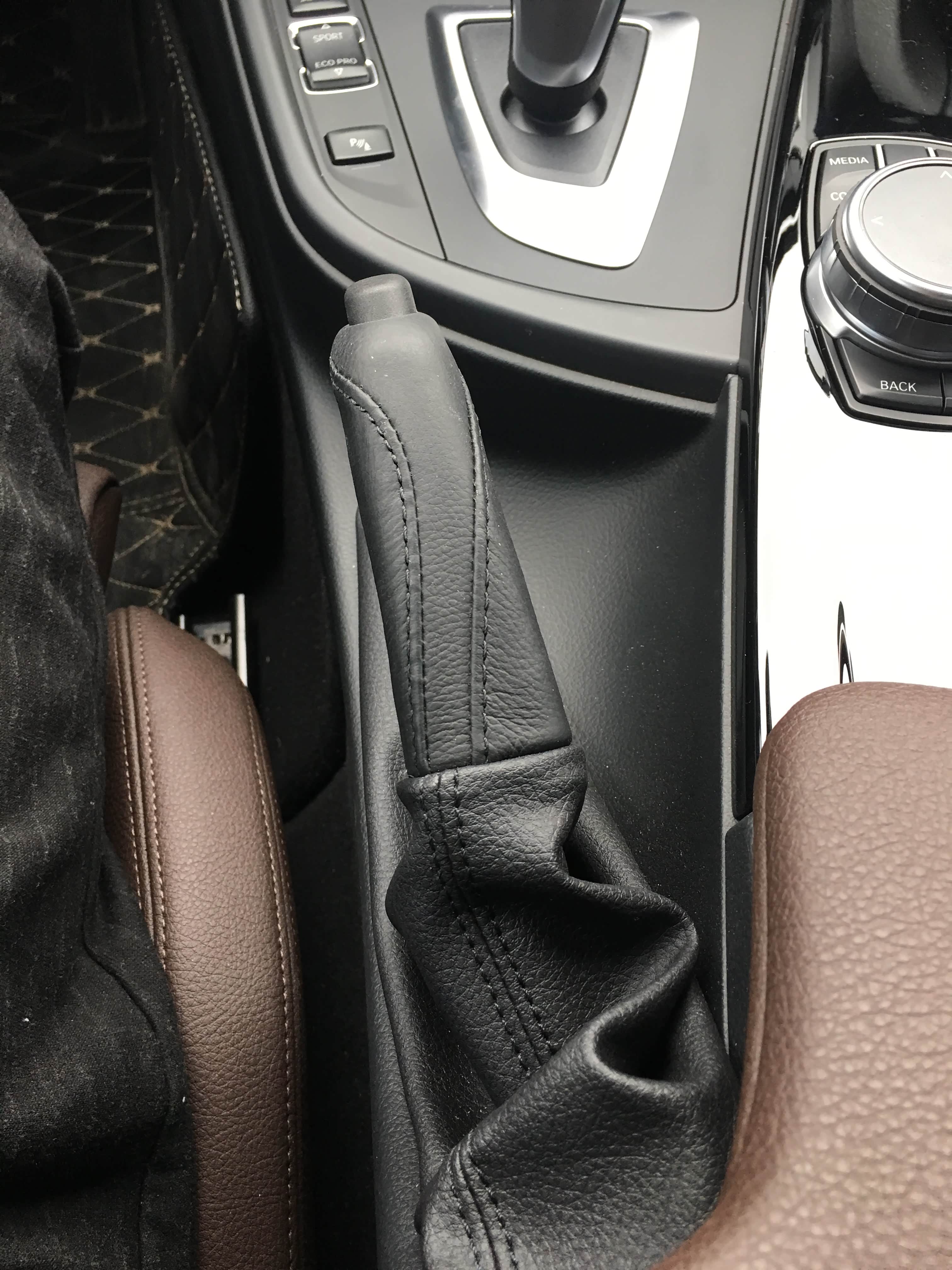 机械手刹这玩意儿怎么说呢，漂移啥的都是话术，实际是为了减轻生产成本